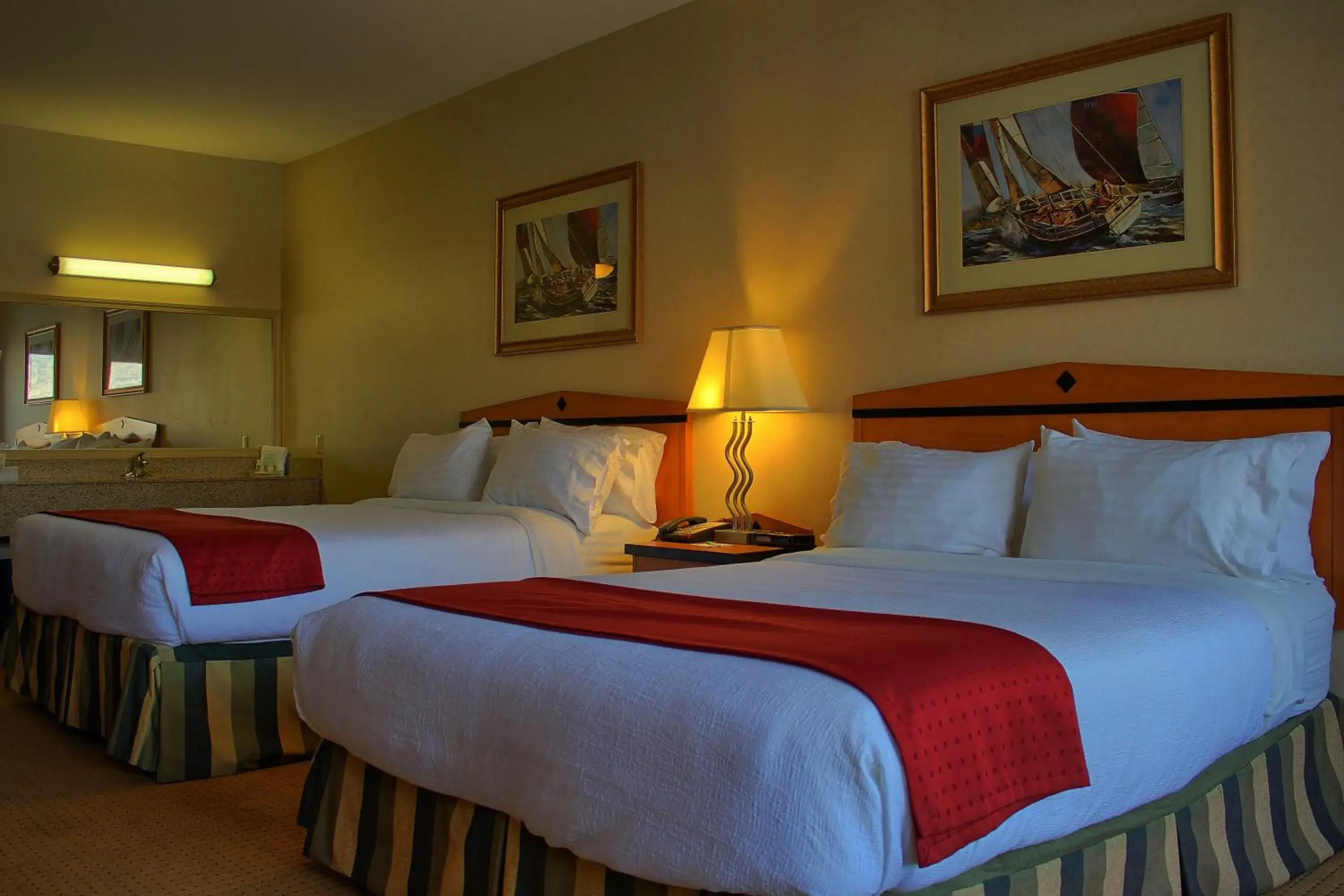 Bed in Holiday Inn Hotel & Suites Osoyoos by IHG Bed in Holiday Inn Hotel & Suites Osoyoos by IHG