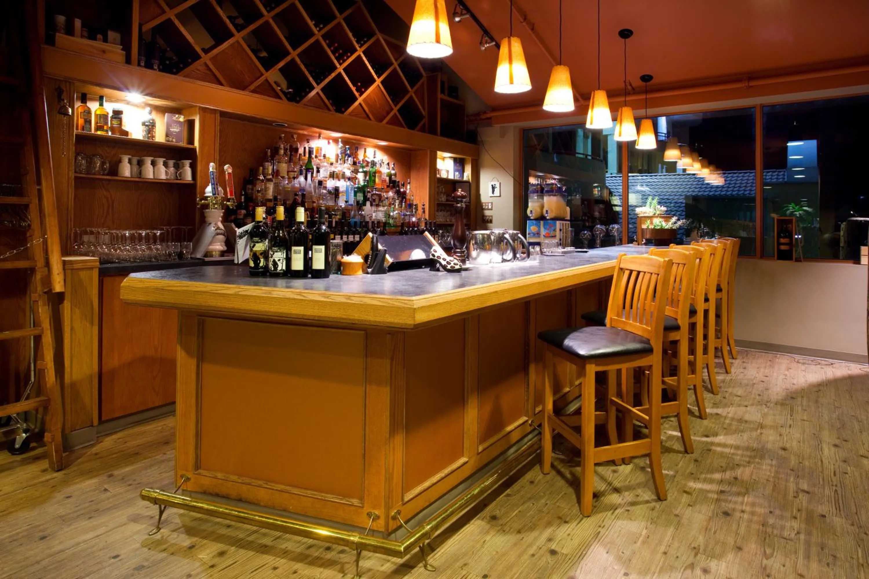 Lounge or bar in Holiday Inn Hotel & Suites Osoyoos by IHG