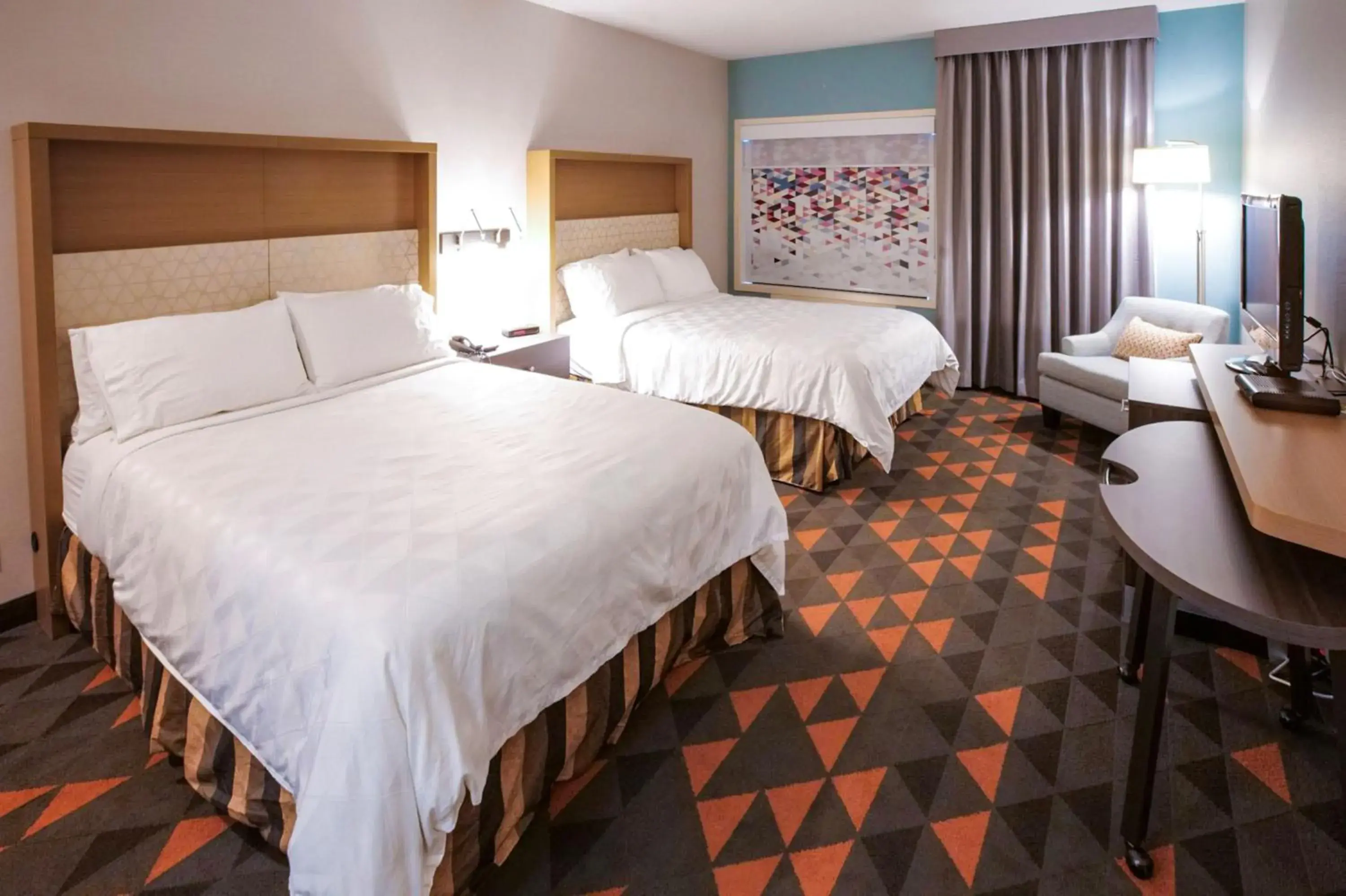 Queen Room with Two Queen Beds with Balcony in Holiday Inn Hotel & Suites Osoyoos by IHG Queen Room with Two Queen Beds with Balcony in Holiday Inn Hotel & Suites Osoyoos by IHG