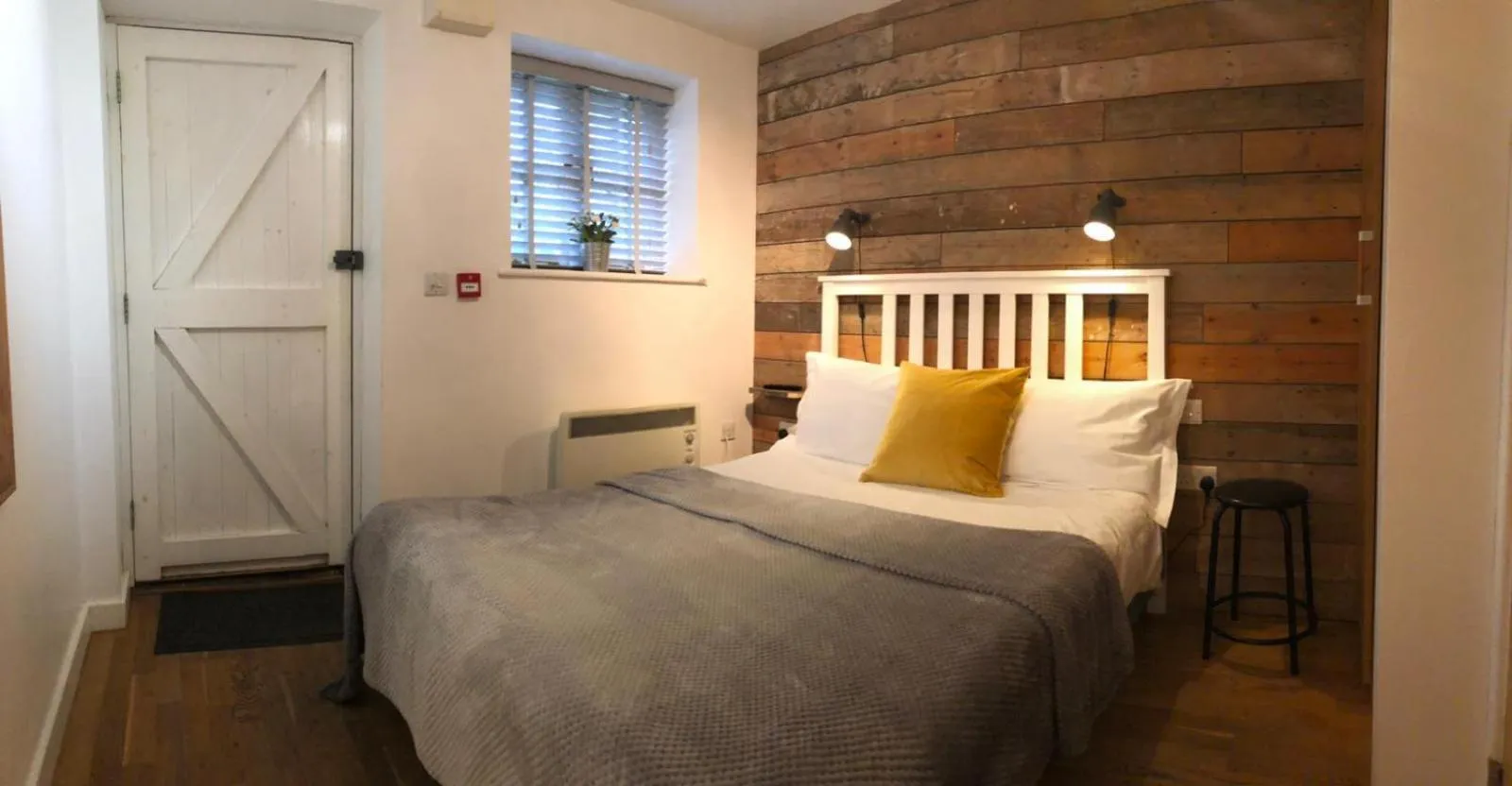 Photo of the whole room, Bed in The Dukes