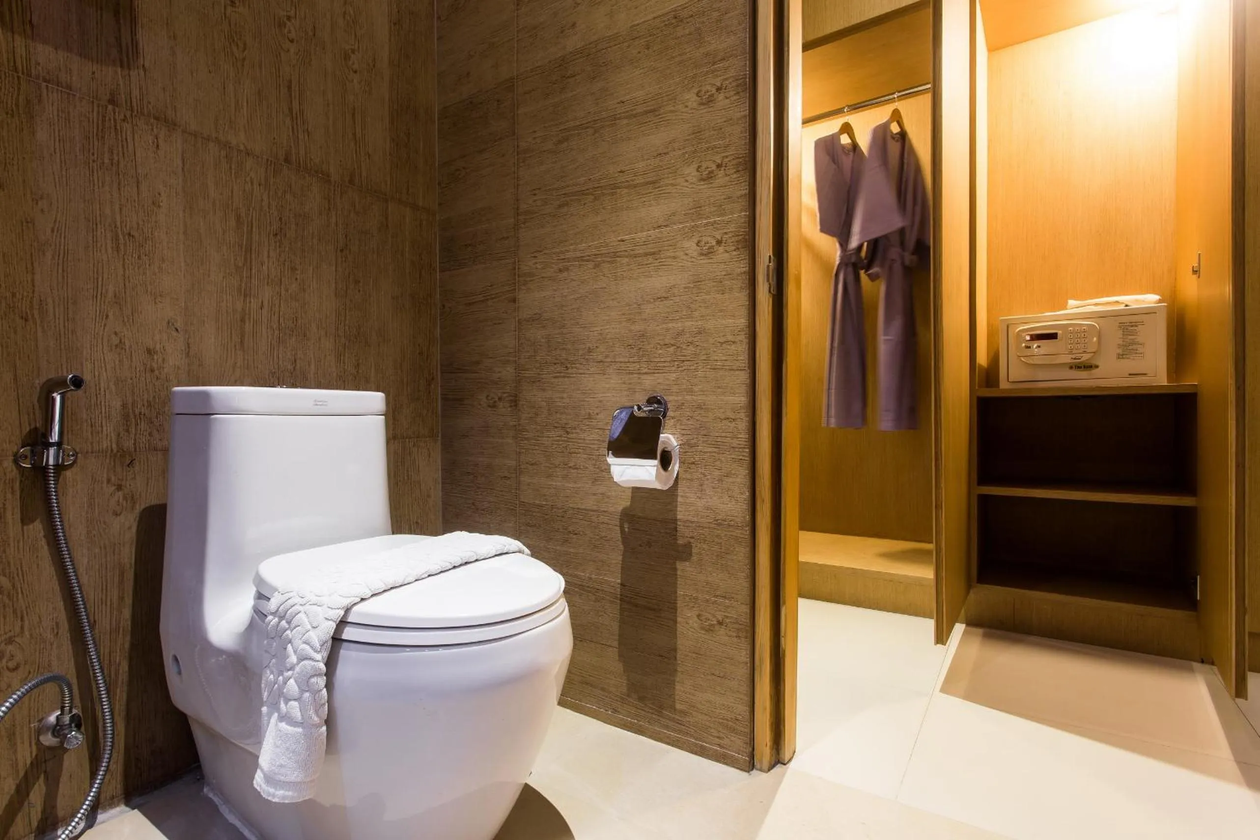 Toilet in Chaweng Cove Beach Resort