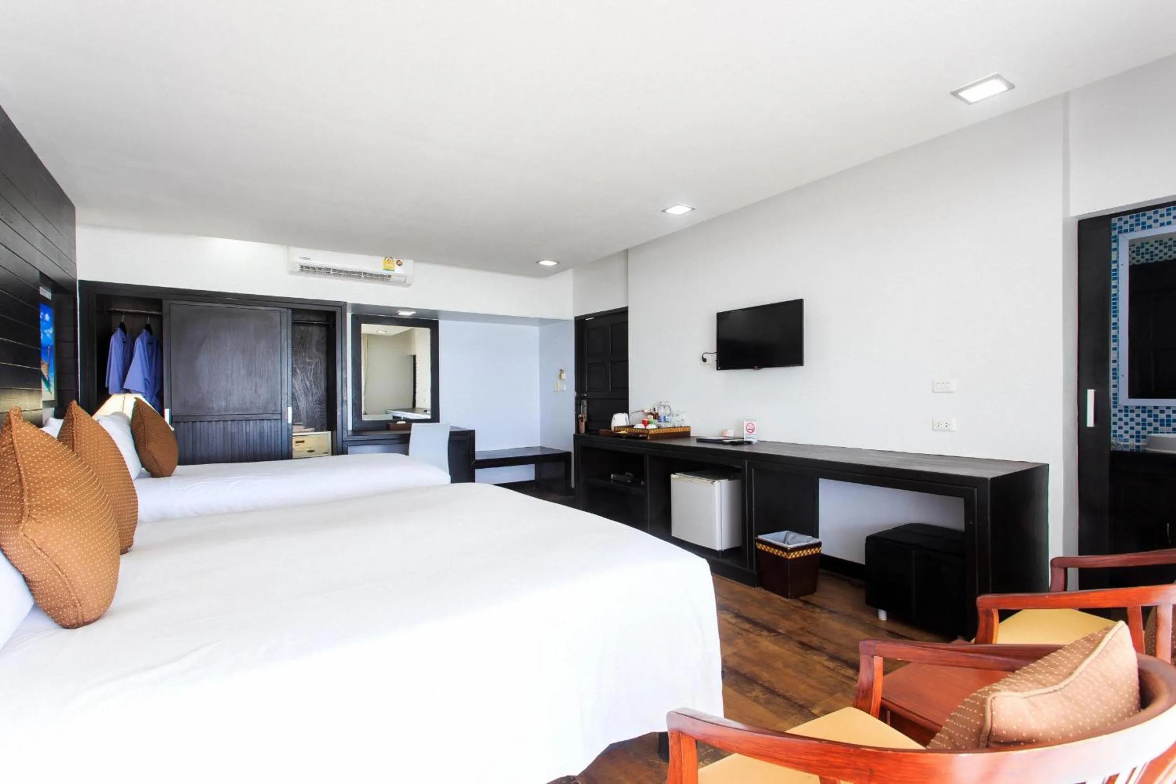 Photo of the whole room, Bed in Chaweng Cove Beach Resort