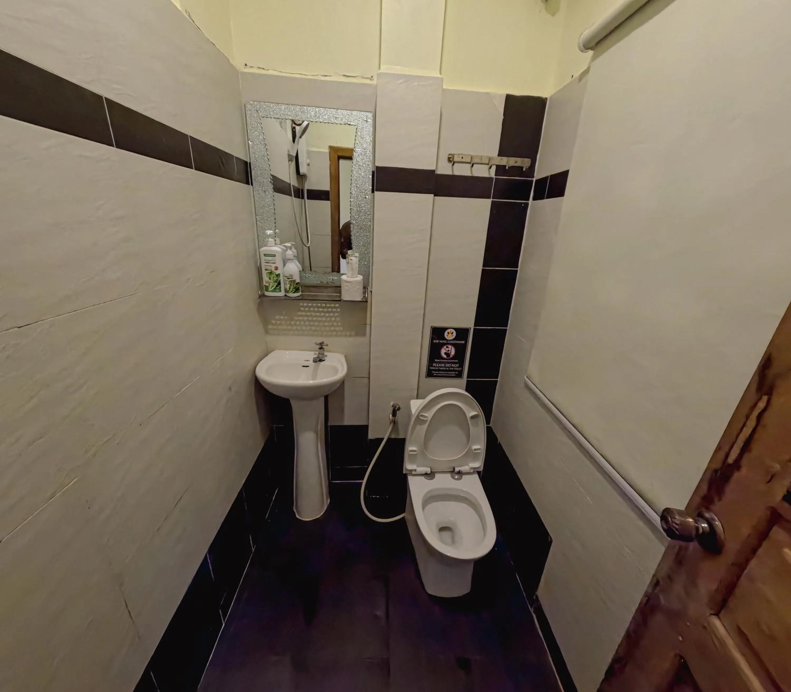 Toilet in Sok Heng Guesthouse