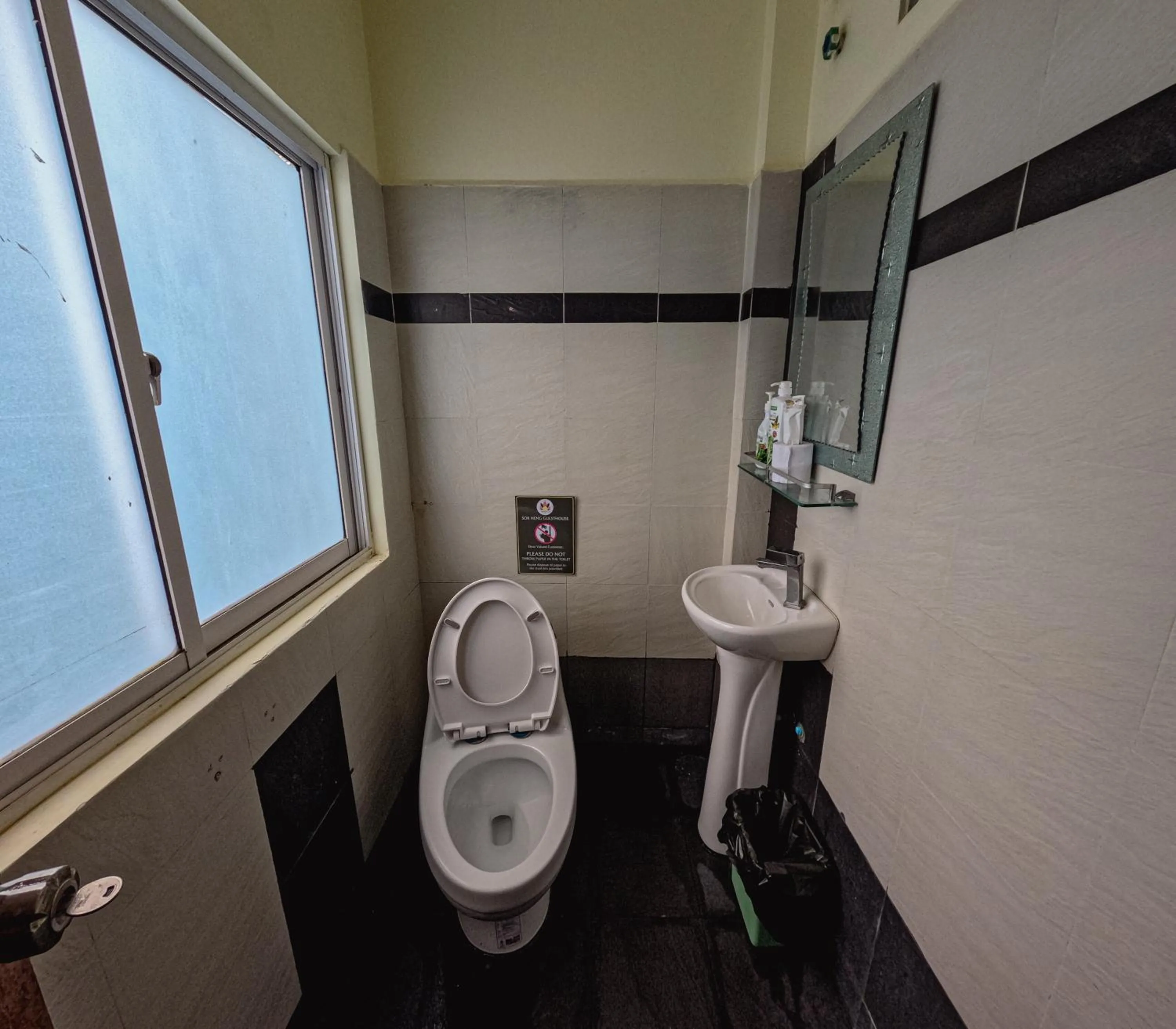 Toilet in Sok Heng Guesthouse
