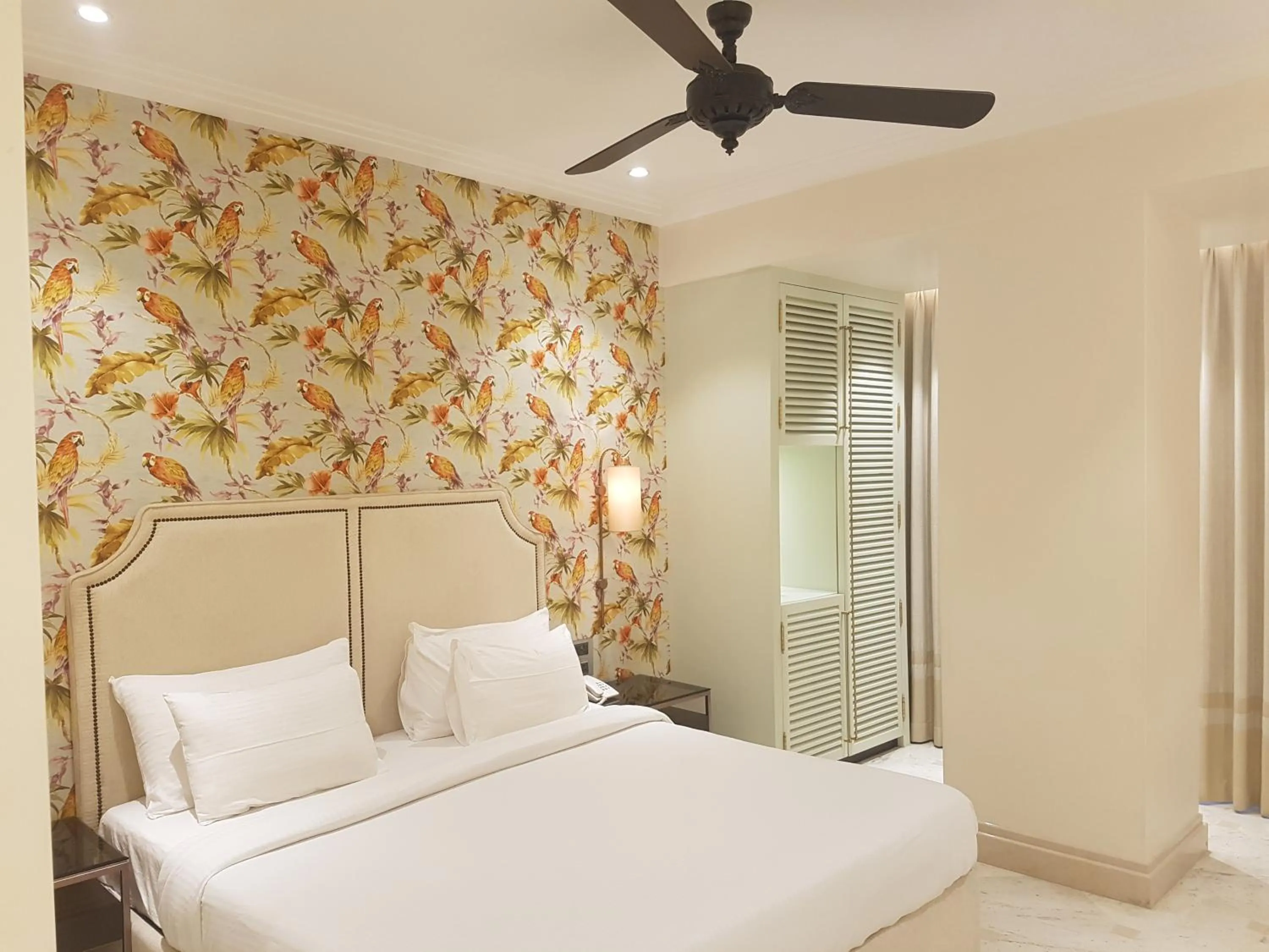 Bedroom, Bed in Hotel Harbour View Colaba