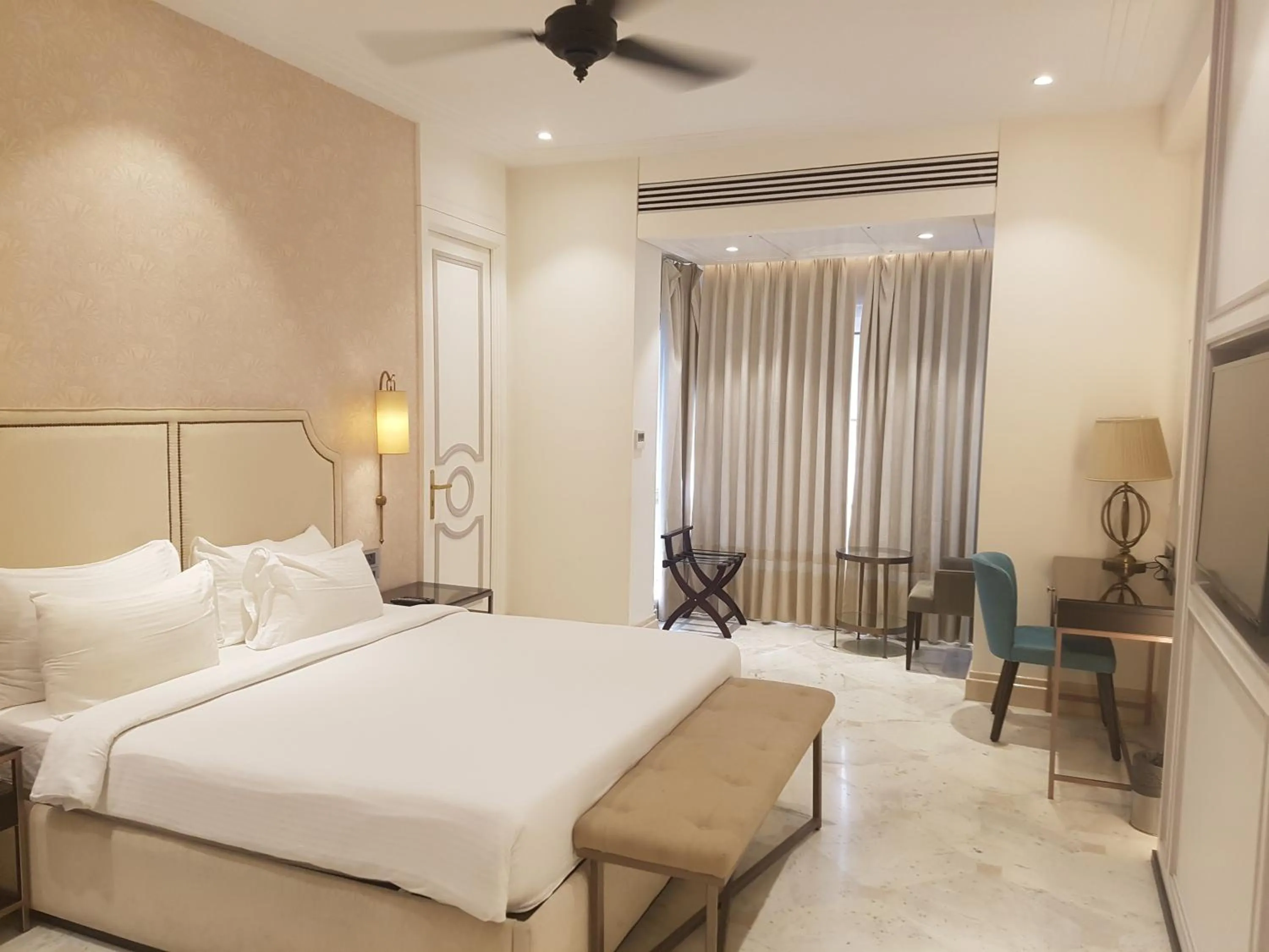 Bedroom, Bed in Hotel Harbour View Colaba