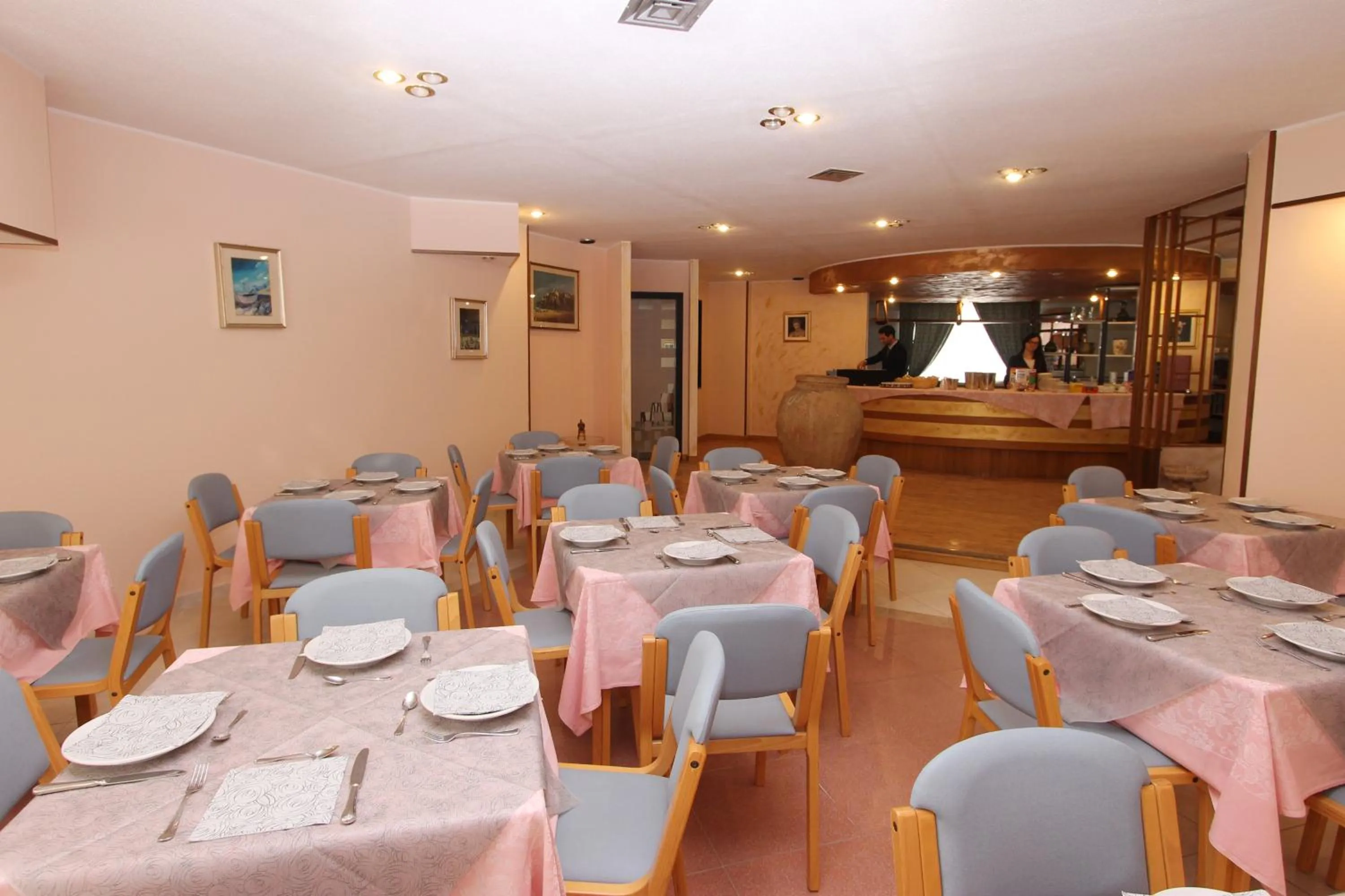 Restaurant/places to eat in Castelvetere Hotel