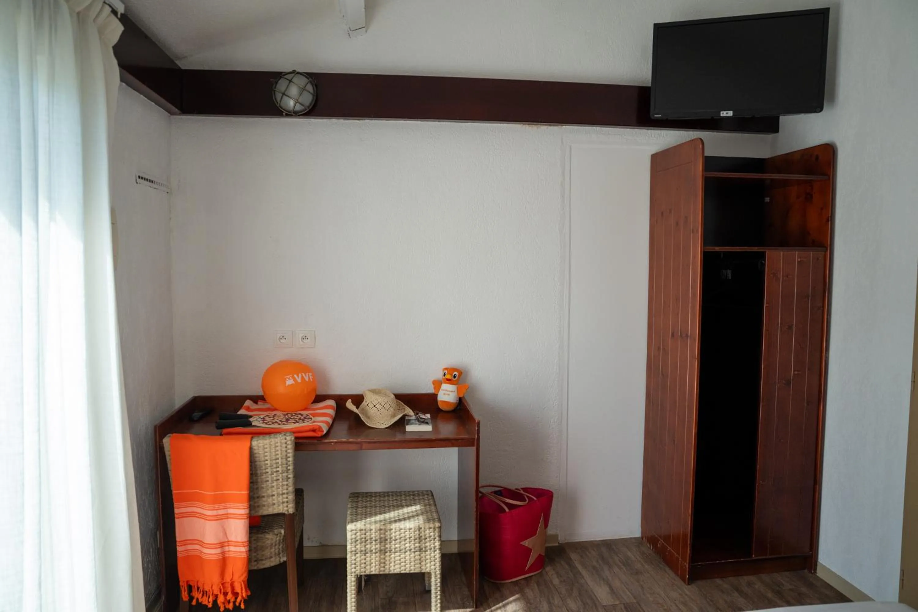 wardrobe in VVF Golfe de Saint-Tropez