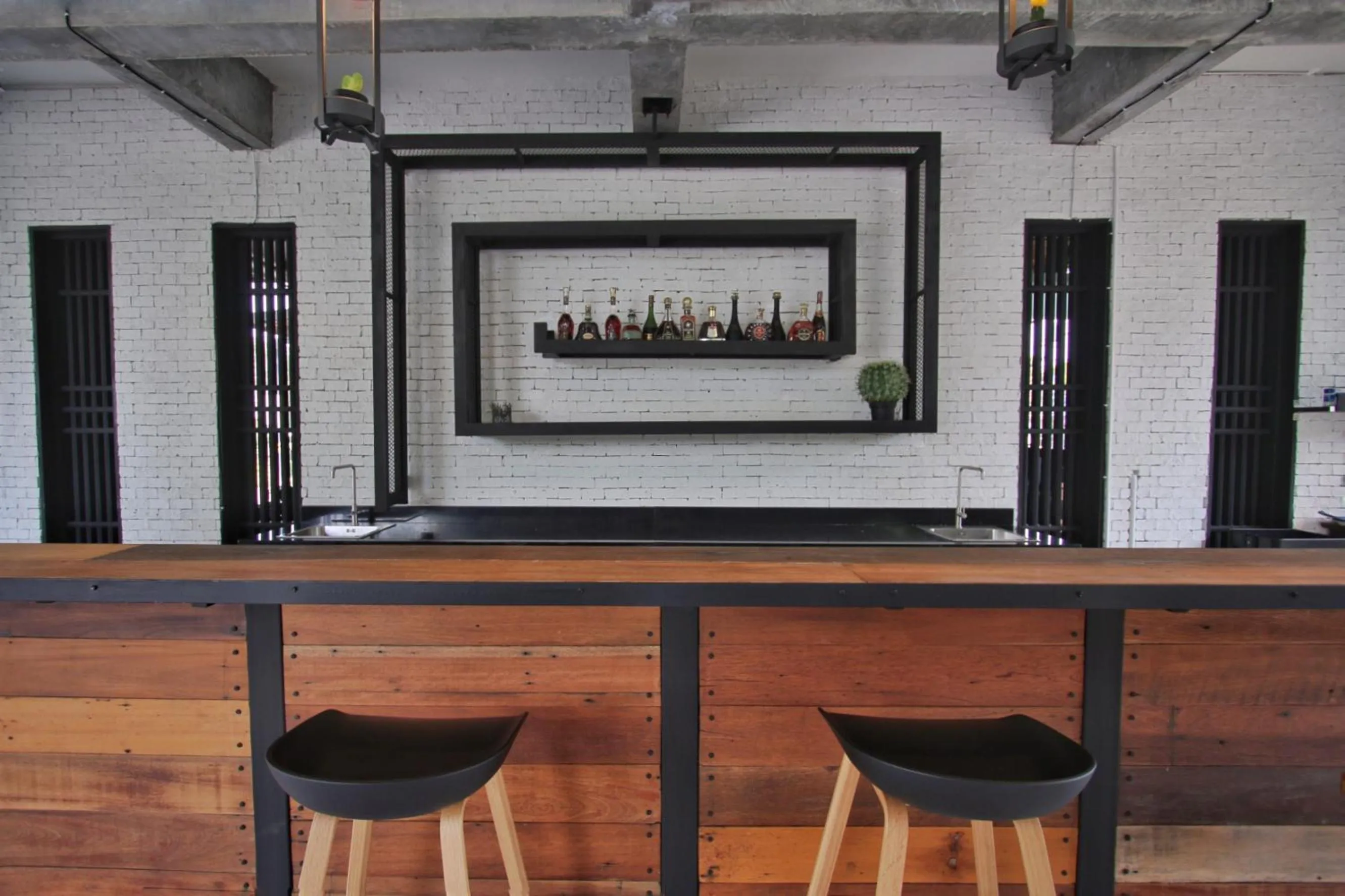 Lounge or bar in Paragon Inn