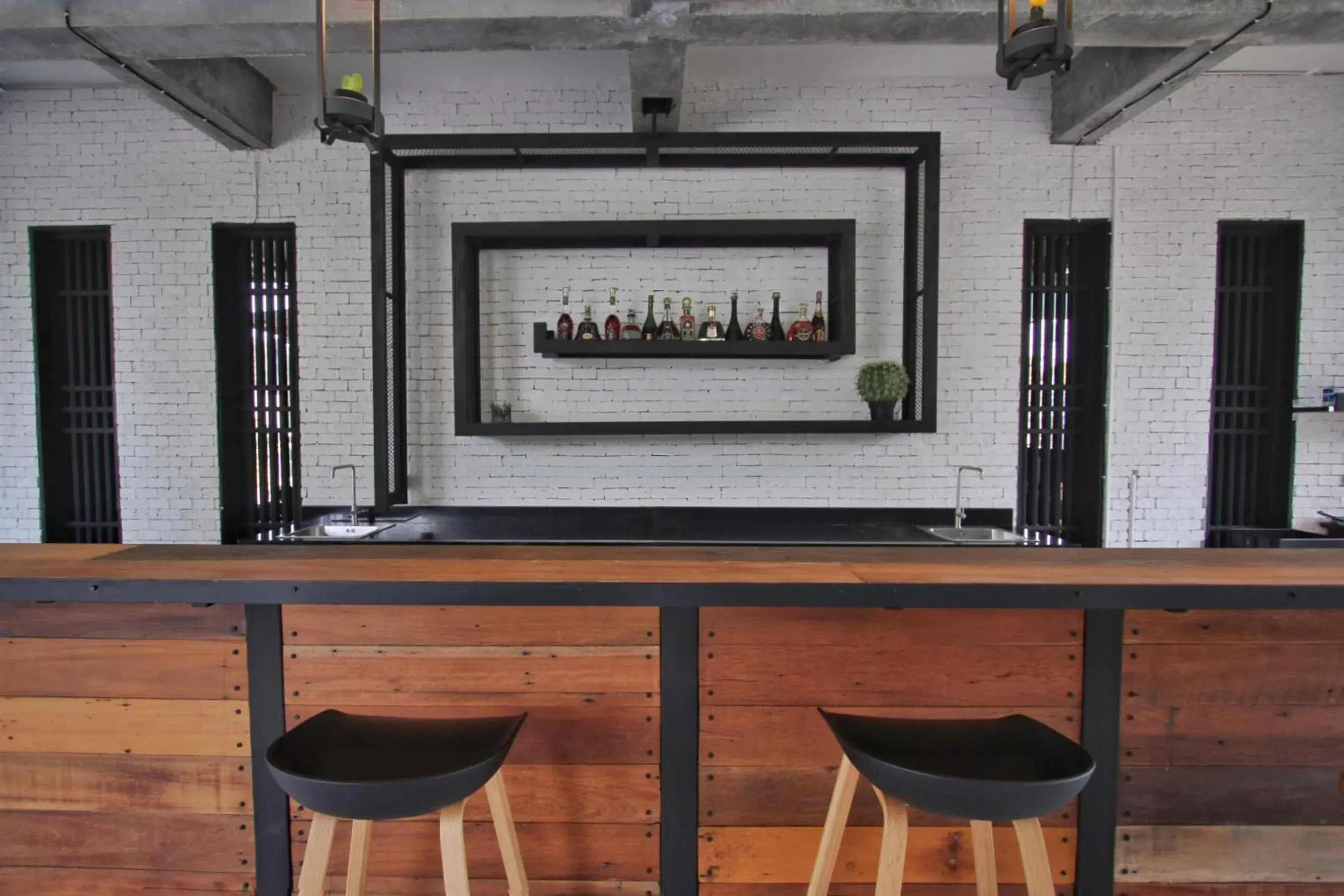 Lounge or bar in Paragon Inn Lounge or bar in Paragon Inn