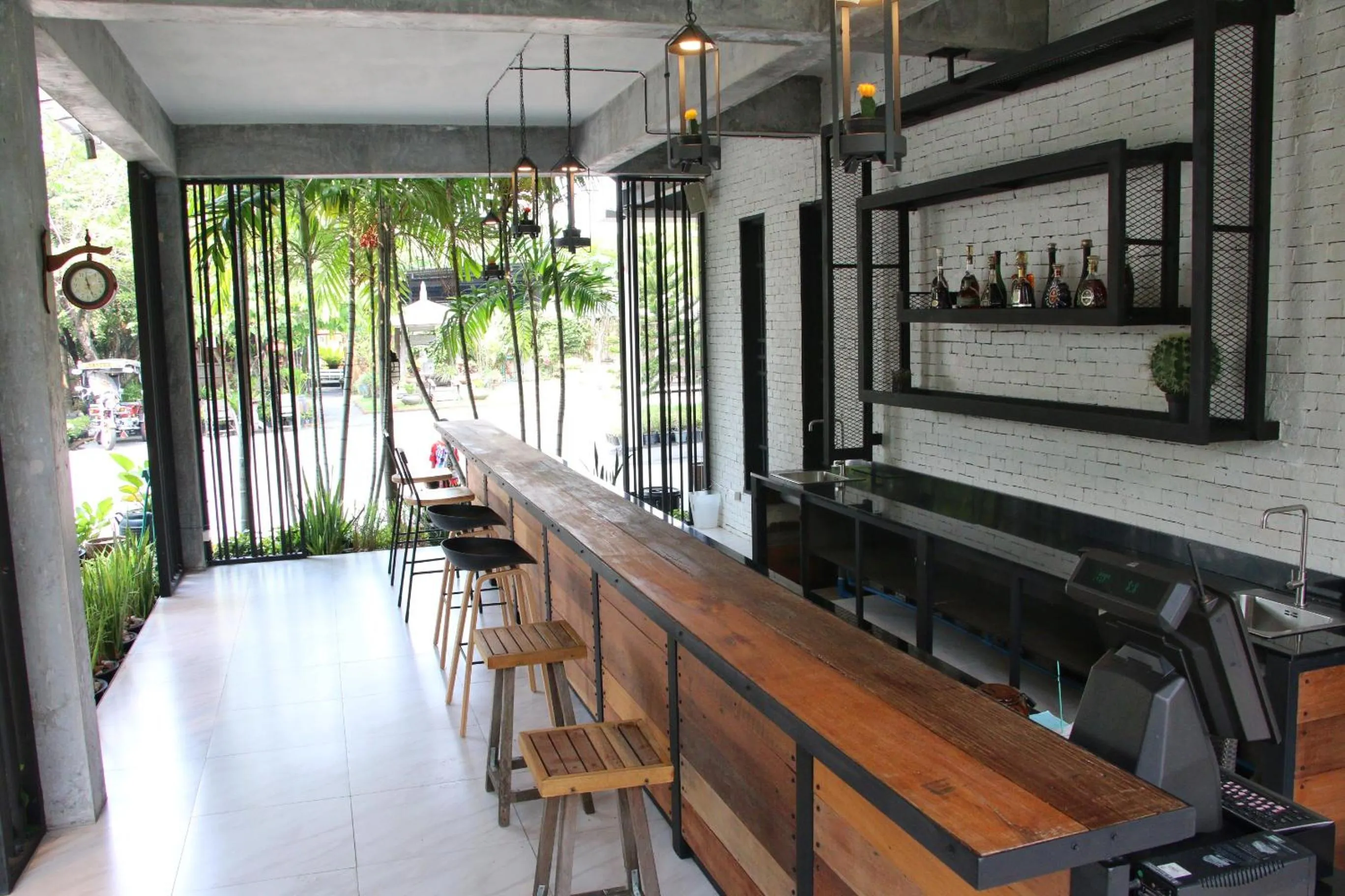 Lounge or bar in Paragon Inn