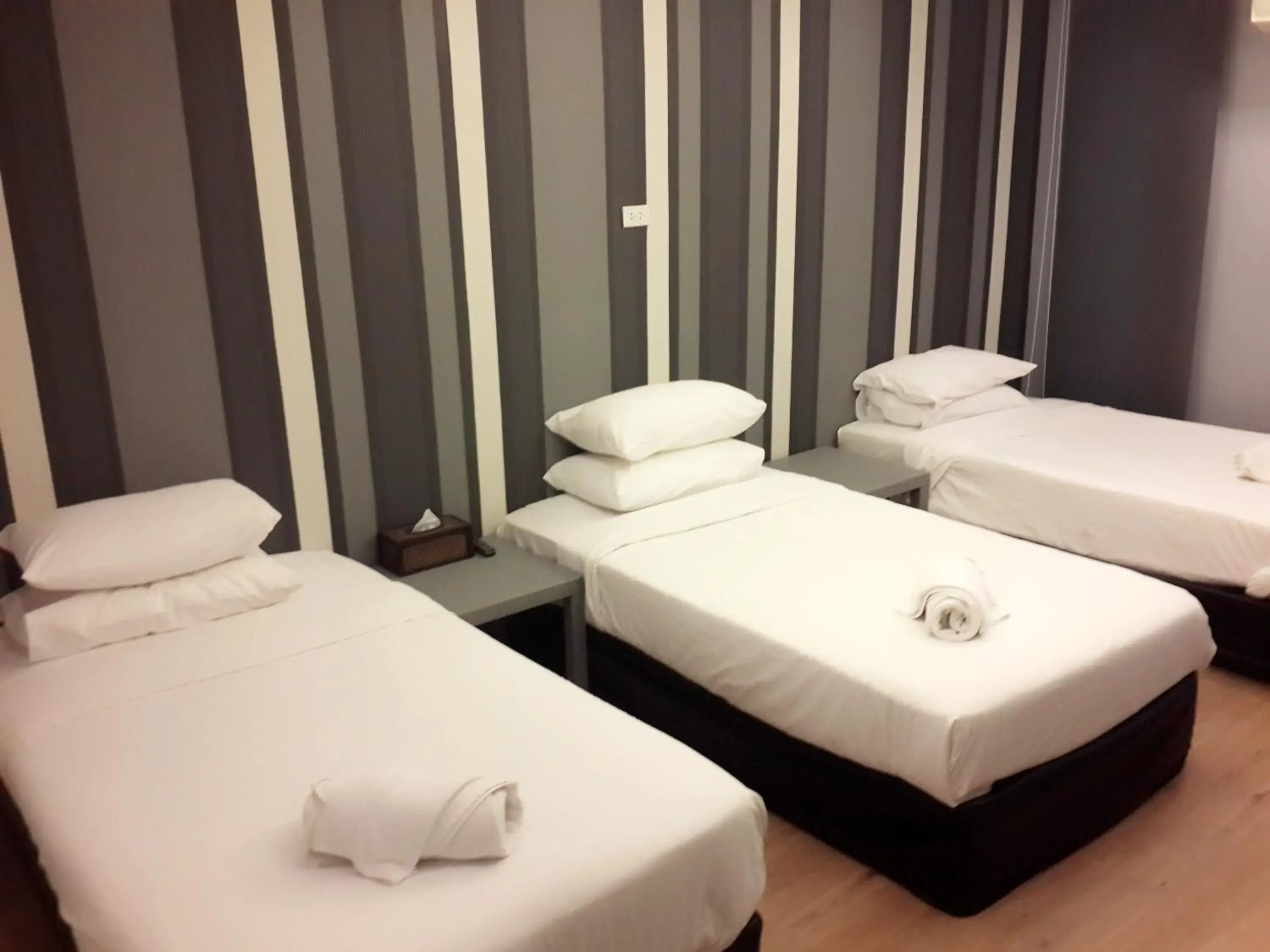 Bed in Paragon Inn Bed in Paragon Inn