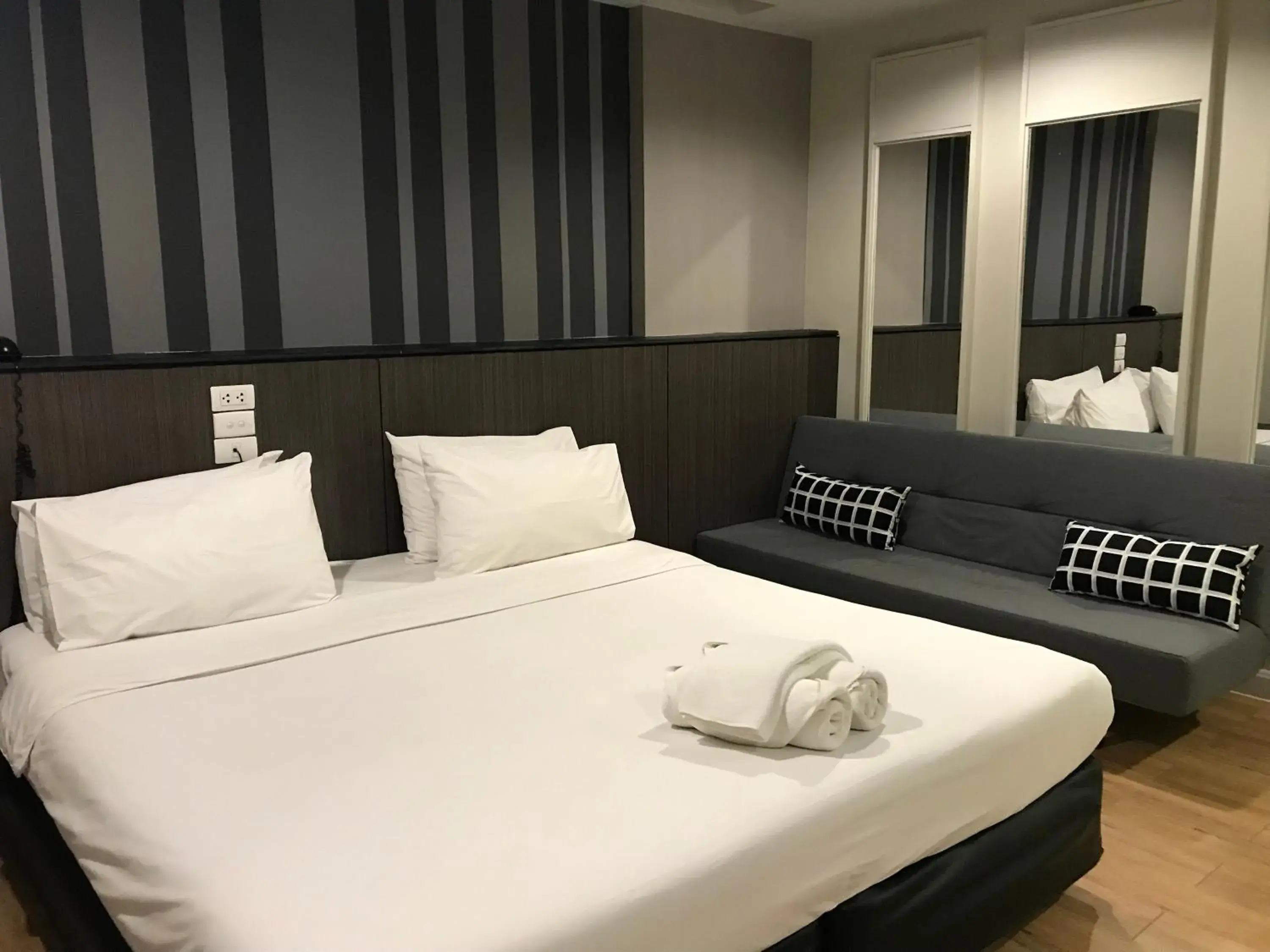 Bedroom, Bed in Paragon Inn Bedroom, Bed in Paragon Inn