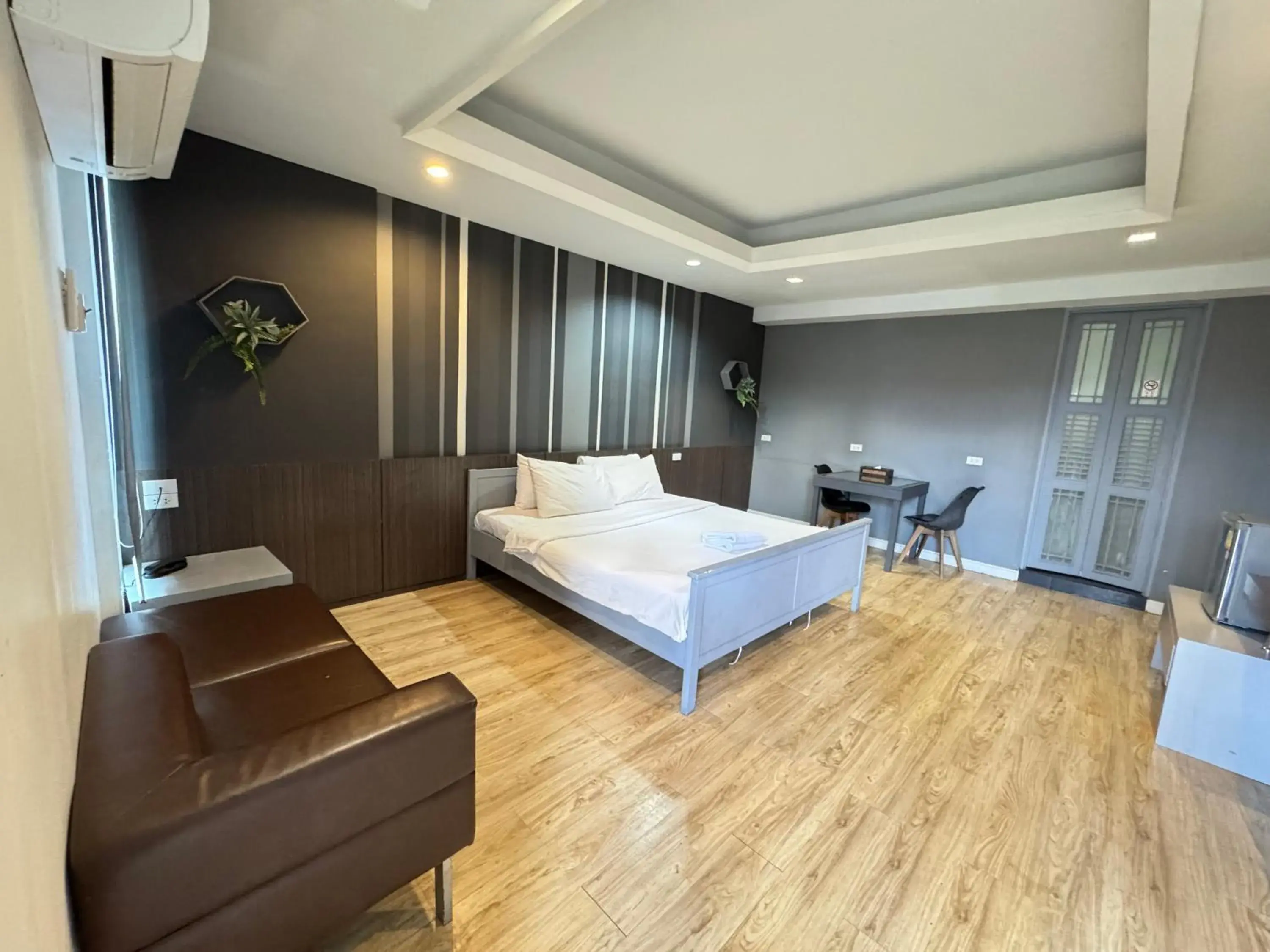 Bed in Paragon Inn Bed in Paragon Inn