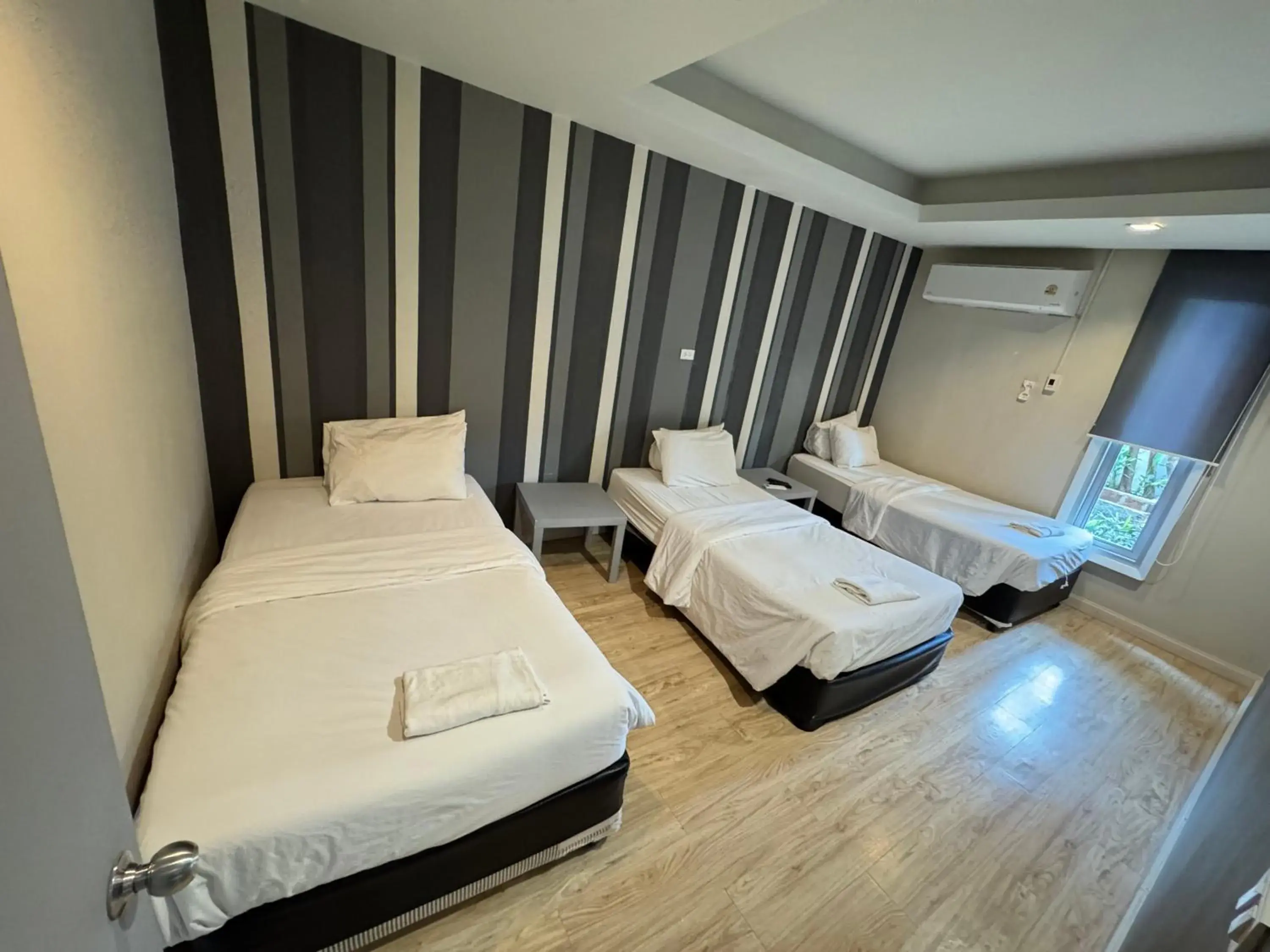 Bed in Paragon Inn Bed in Paragon Inn