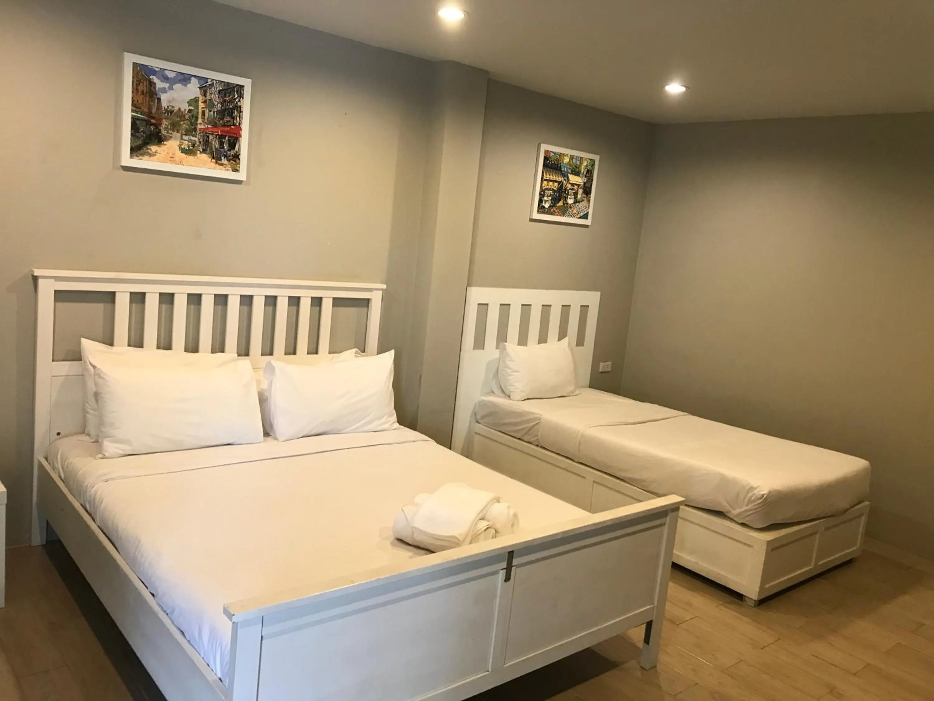 Bedroom, Bed in Paragon Inn