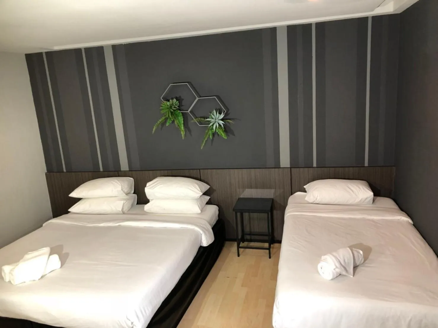 Bedroom, Bed in Paragon Inn