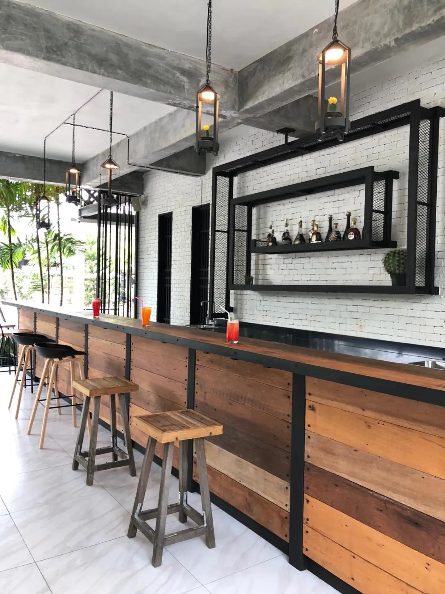 Lounge or bar in Paragon Inn Lounge or bar in Paragon Inn