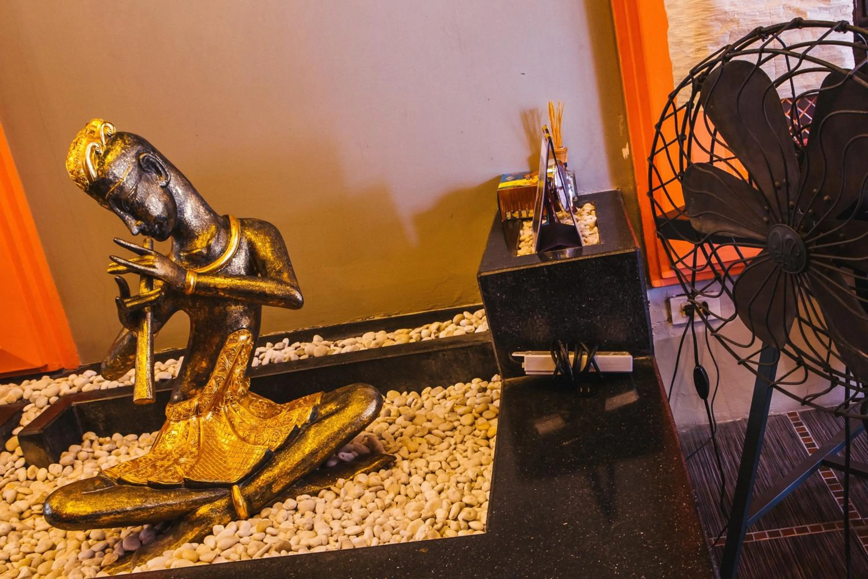 Decorative detail in Paragon Inn