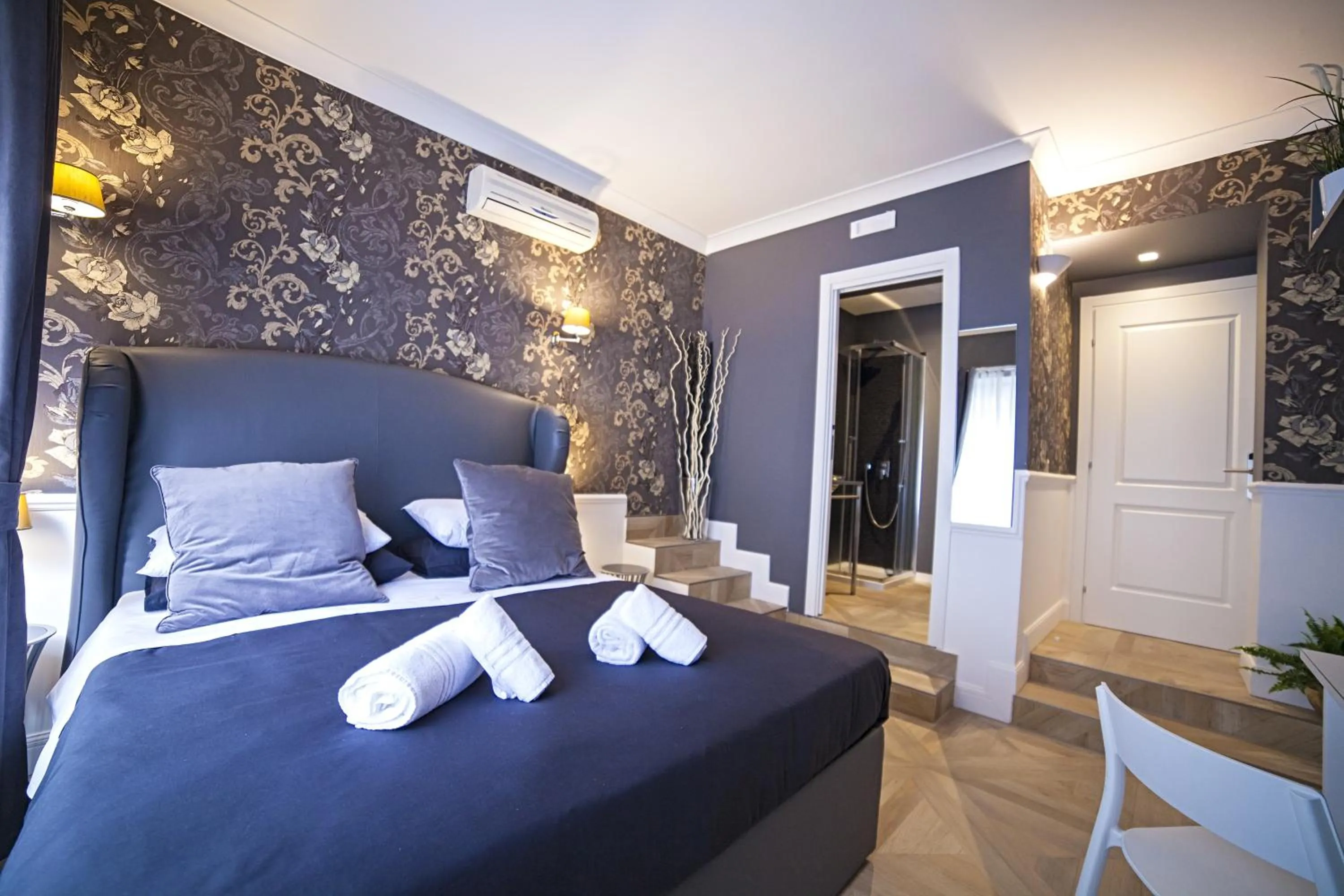 Photo of the whole room, Bed in Vatican Luxury Home