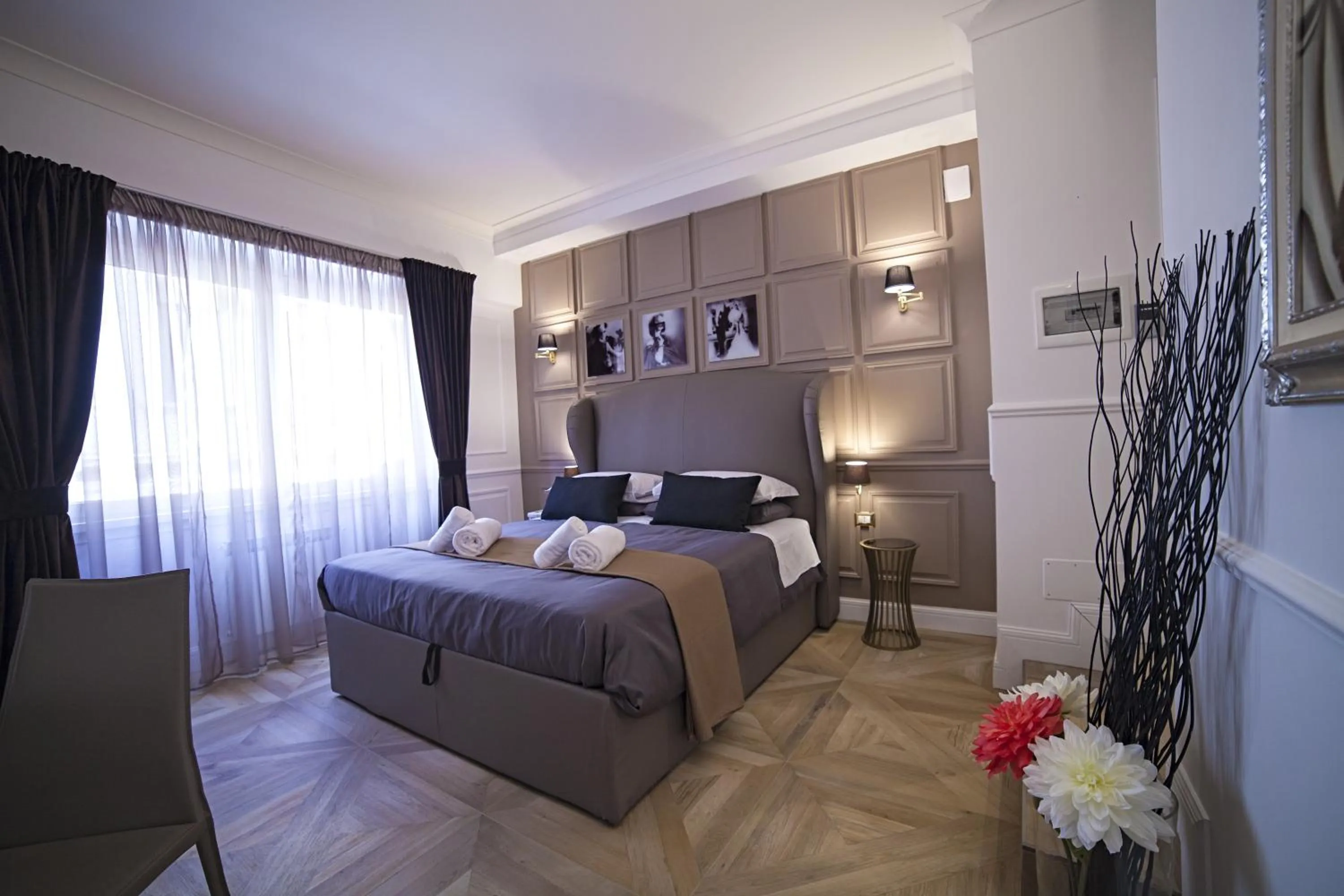 Photo of the whole room, Bed in Vatican Luxury Home