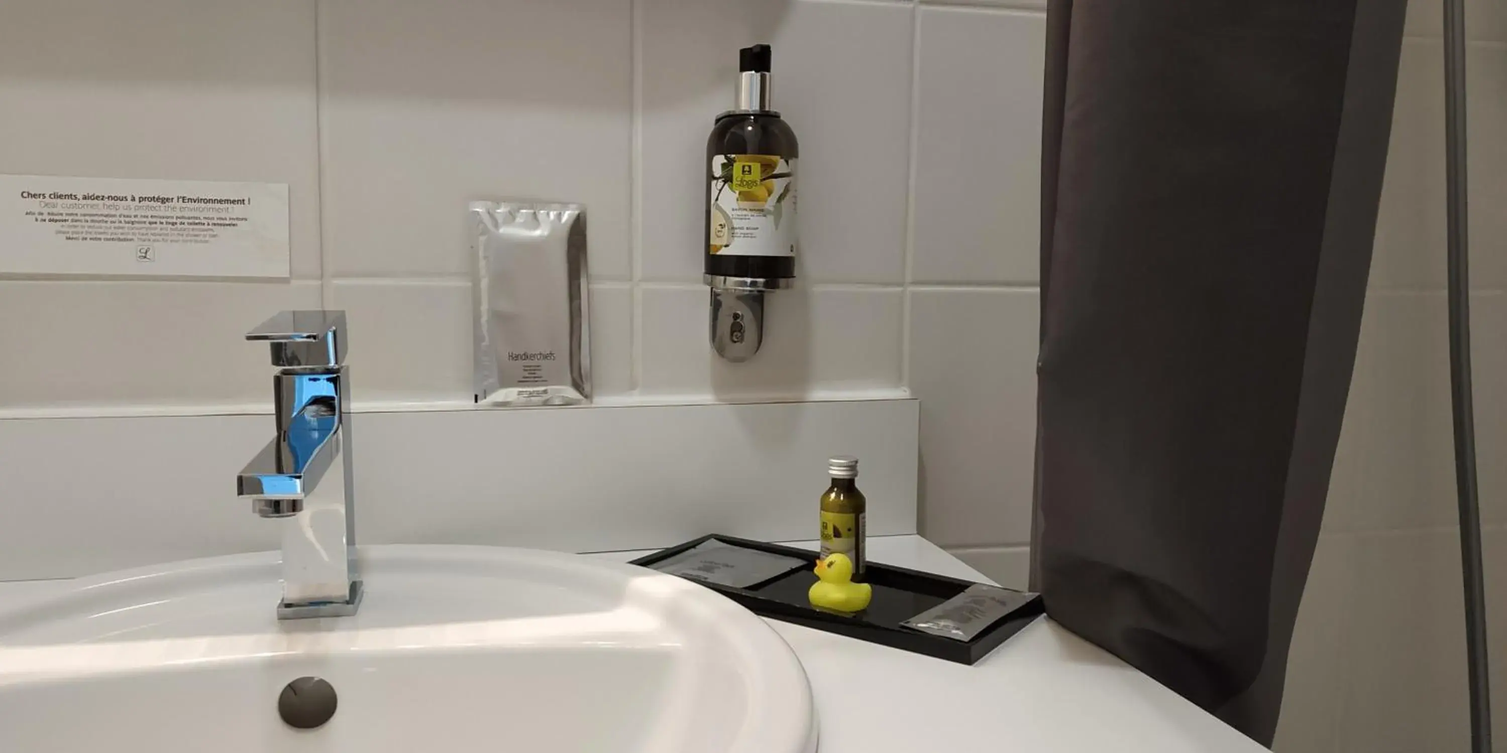 Bathroom in Pey La Tour - Logis Hôtels & Restaurant Bathroom in Pey La Tour - Logis Hôtels & Restaurant