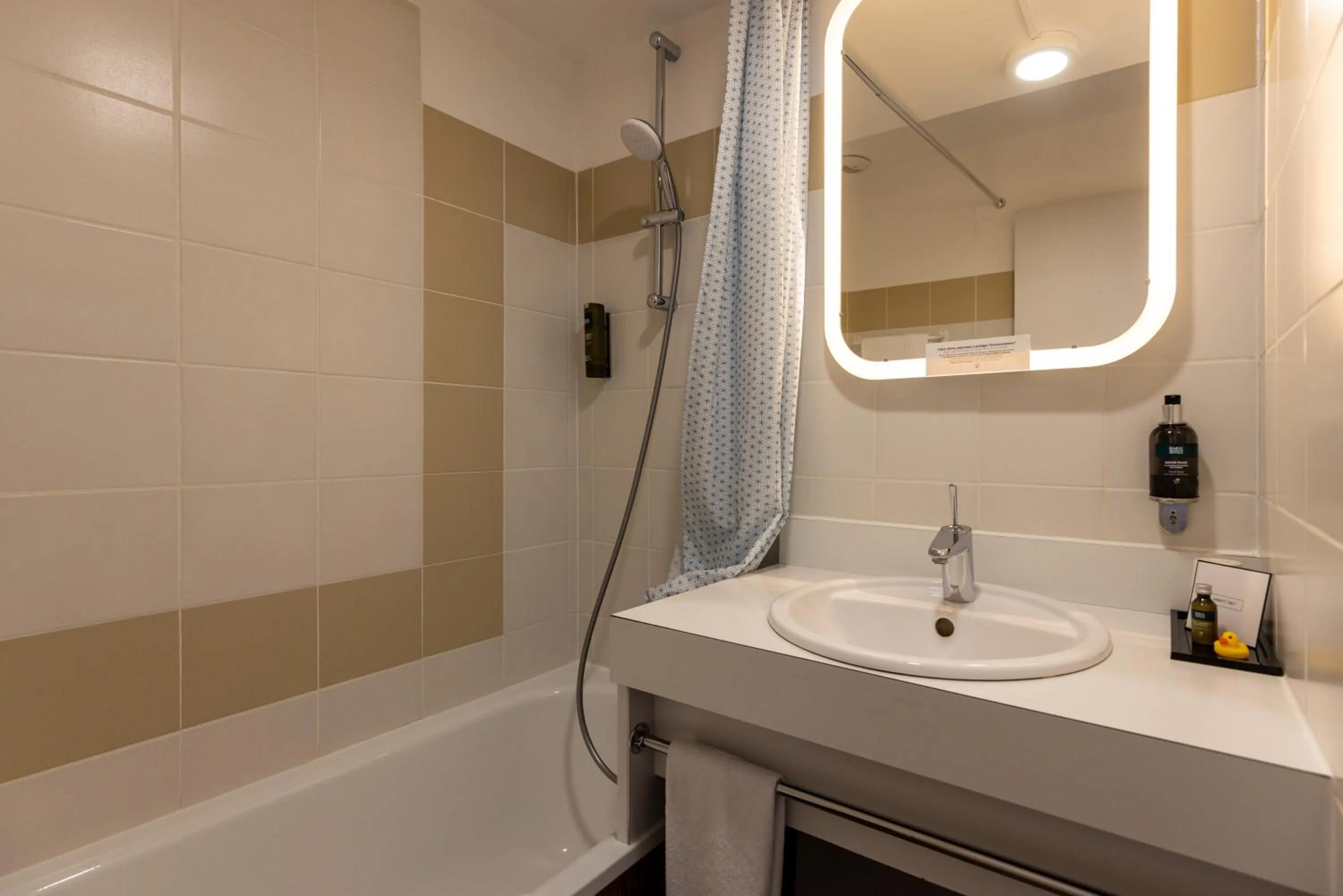 Bathroom in Pey La Tour - Logis Hôtels & Restaurant