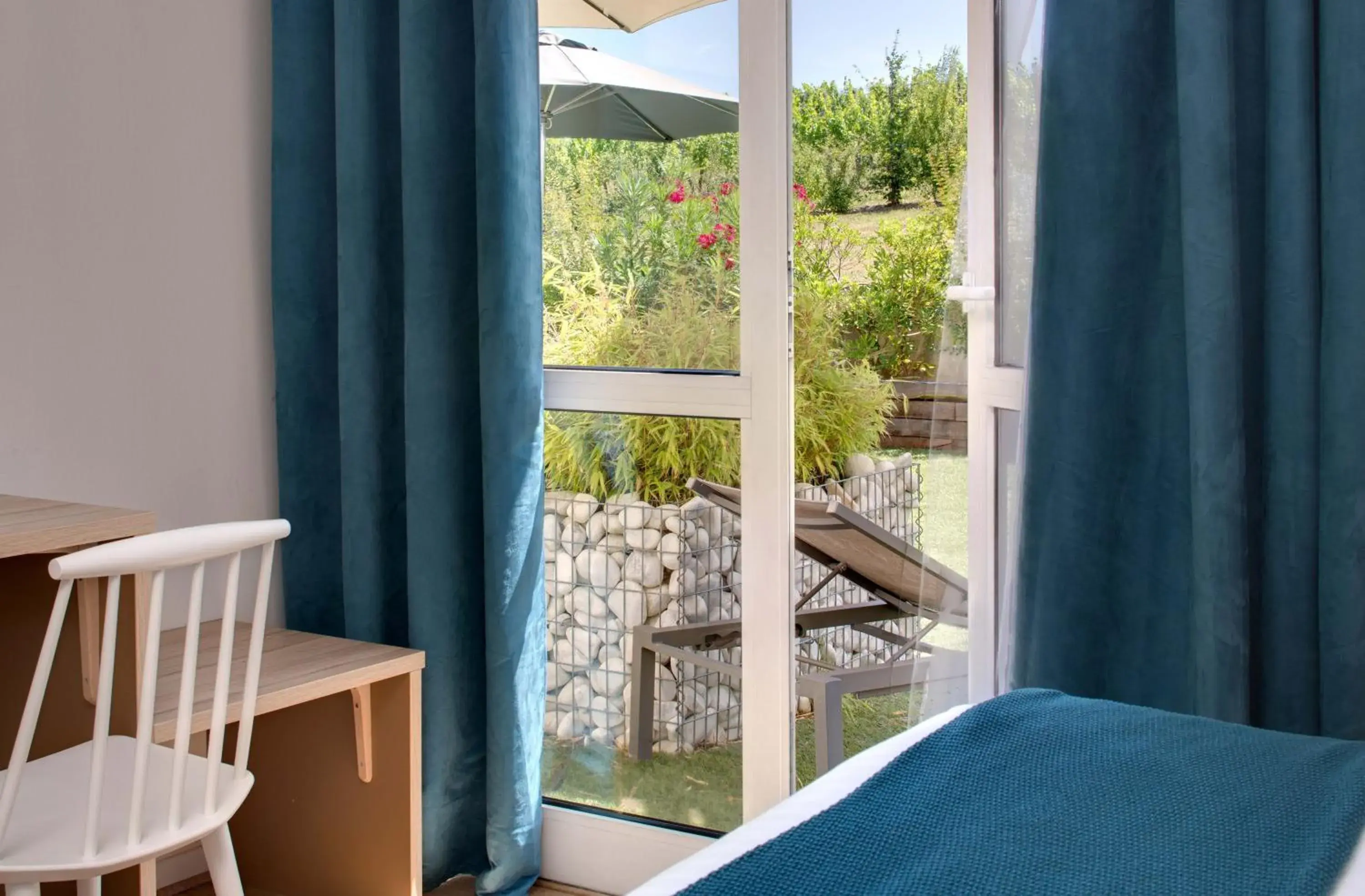 Patio in Pey La Tour - Logis Hôtels & Restaurant Patio in Pey La Tour - Logis Hôtels & Restaurant