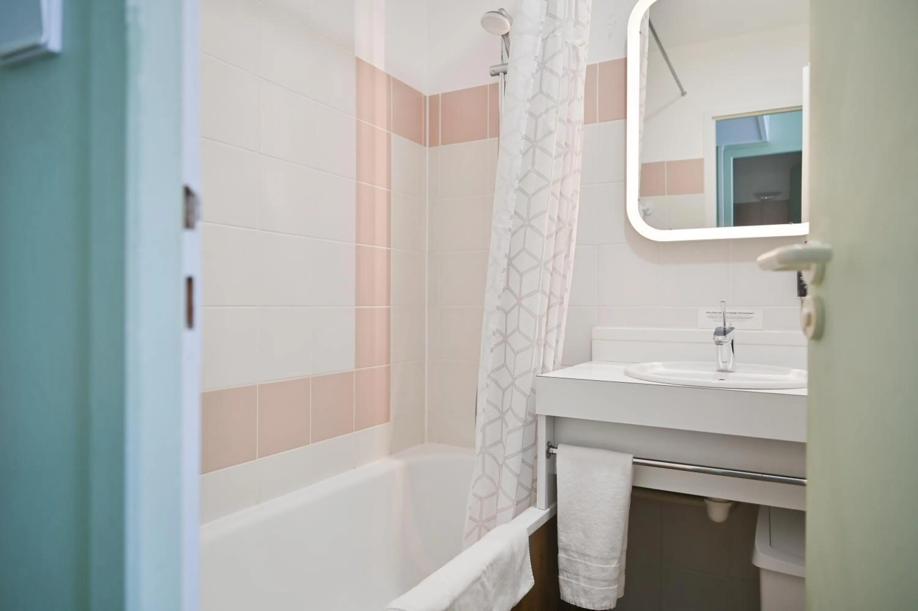 Bathroom in Pey La Tour - Logis Hôtels & Restaurant