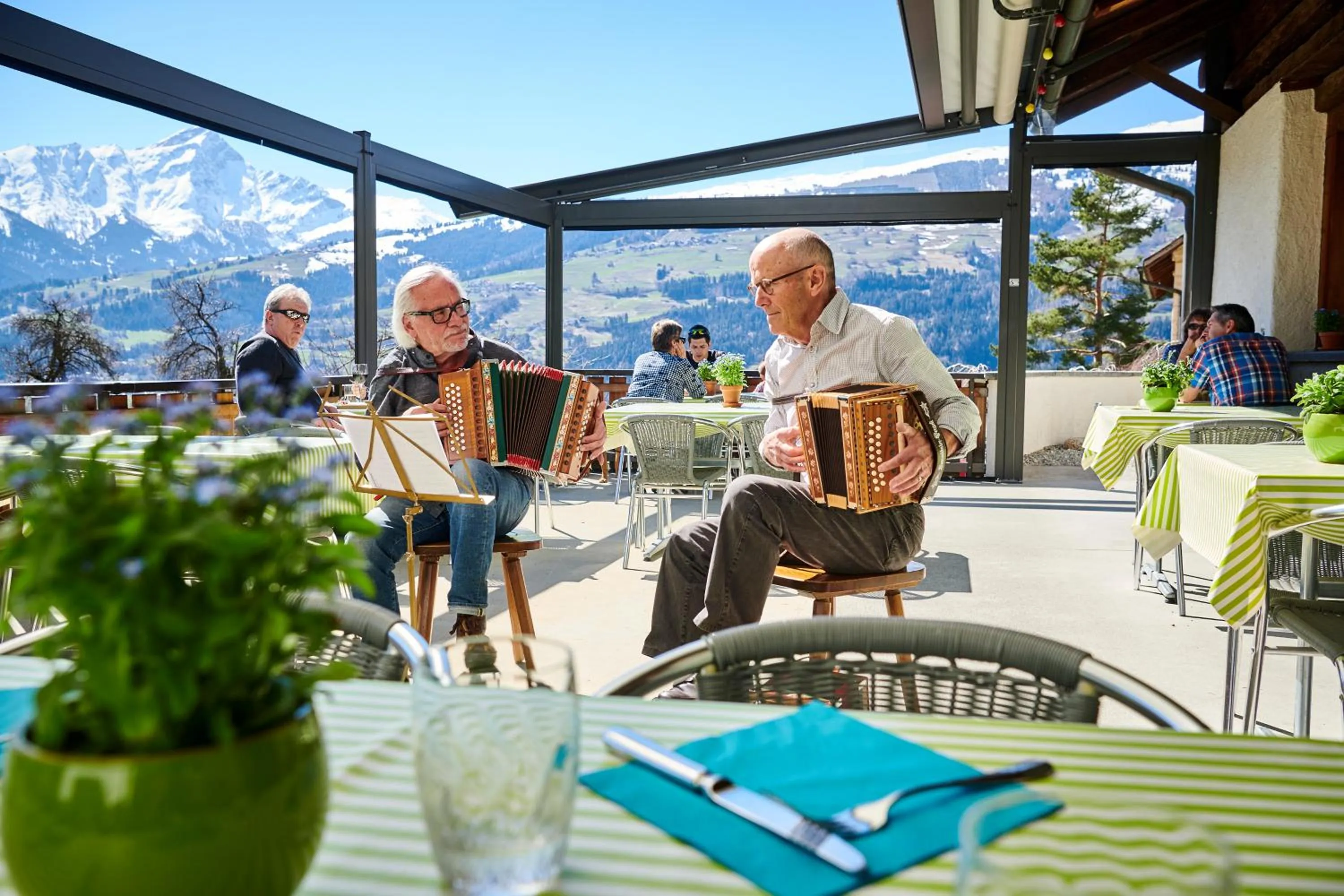 Restaurant/places to eat in Landhus Almens