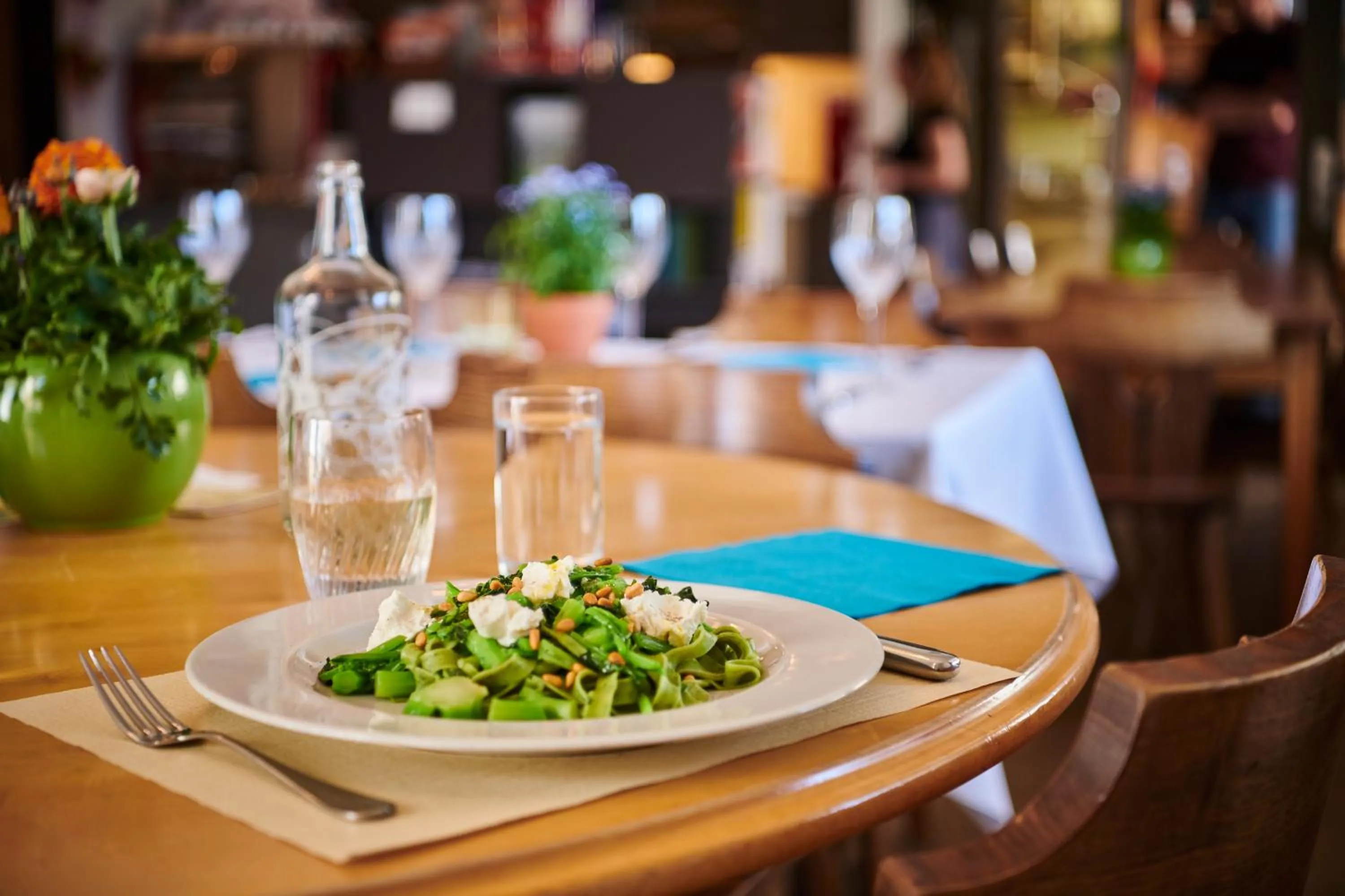 Restaurant/places to eat in Landhus Almens