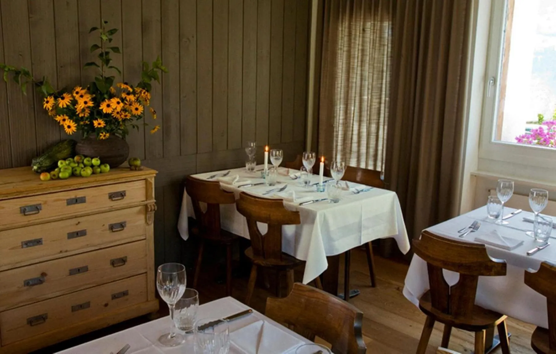 Restaurant/places to eat in Landhus Almens
