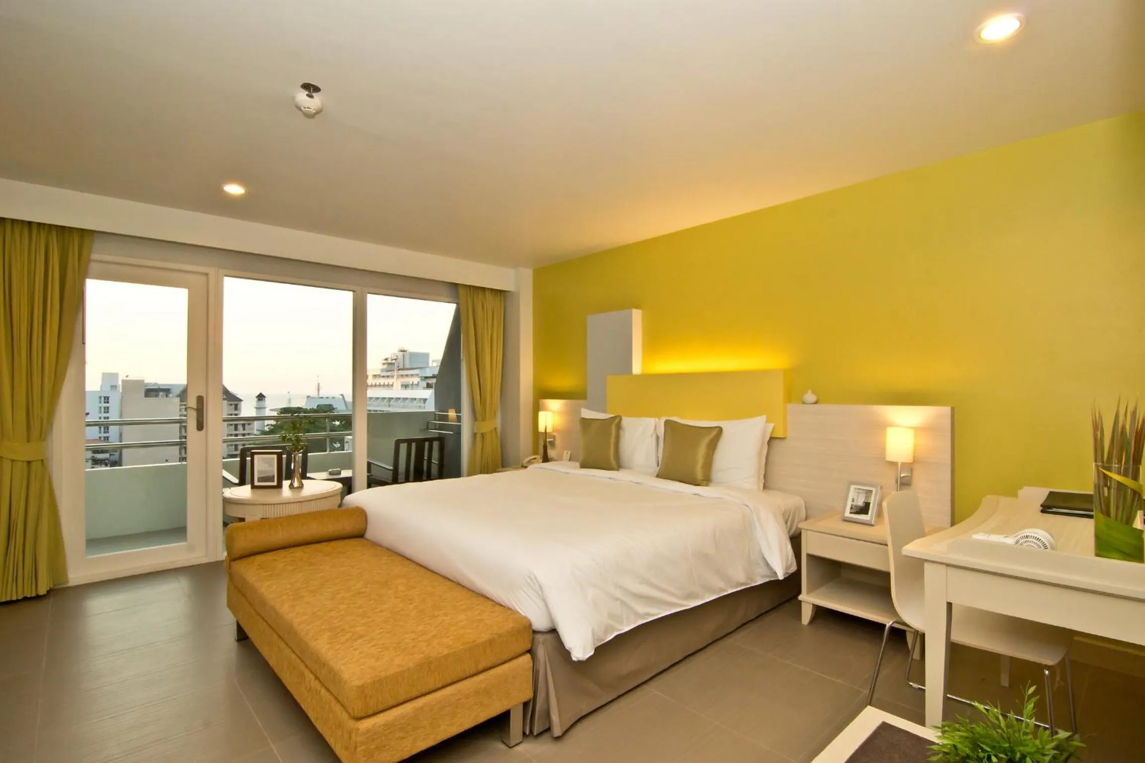 Bedroom, Bed in Sunshine Vista Hotel