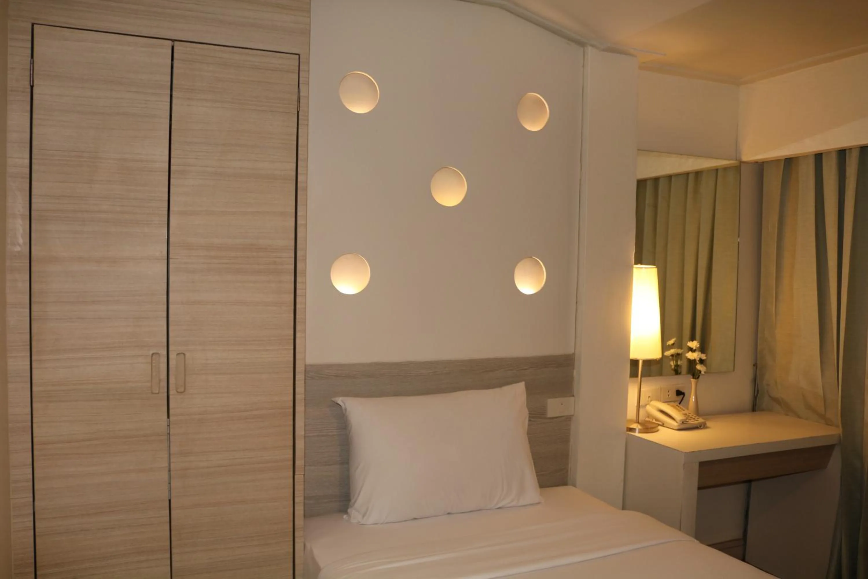 Bedroom, Bed in Sunshine Hotel & Residences