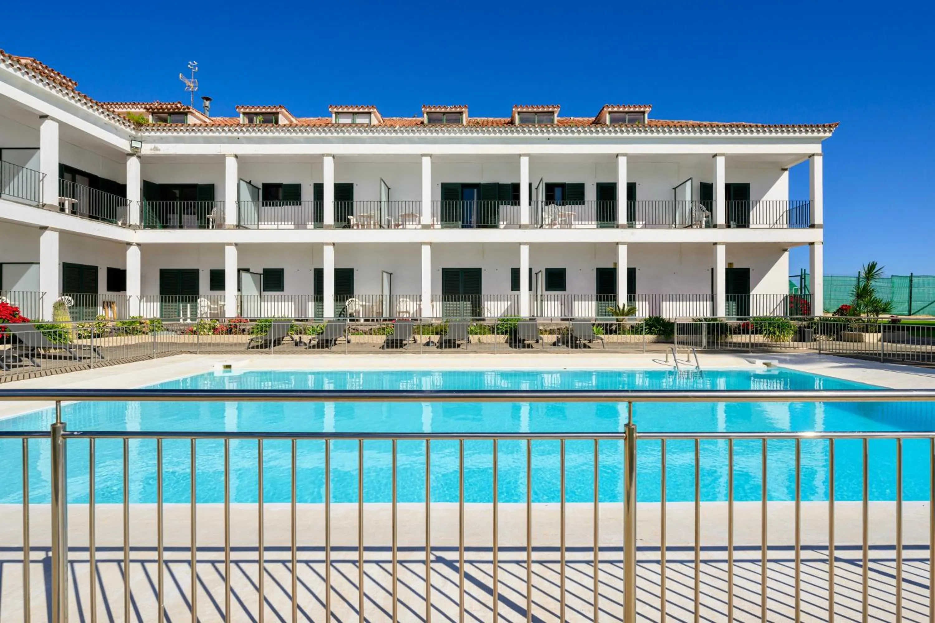 Pool view in Bandama Golf Hotel by Airnest