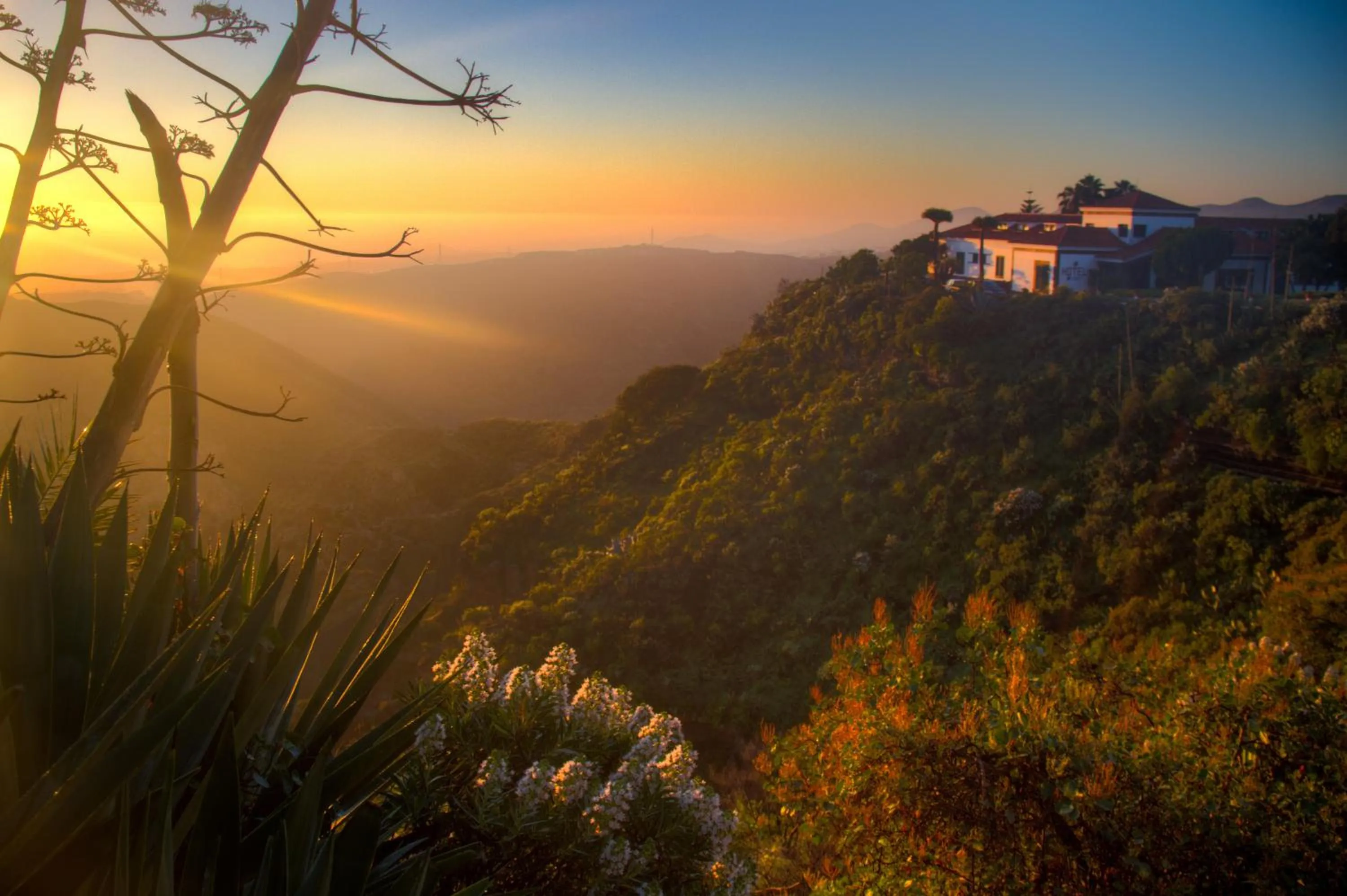 Facade/entrance in Bandama Golf Hotel by Airnest