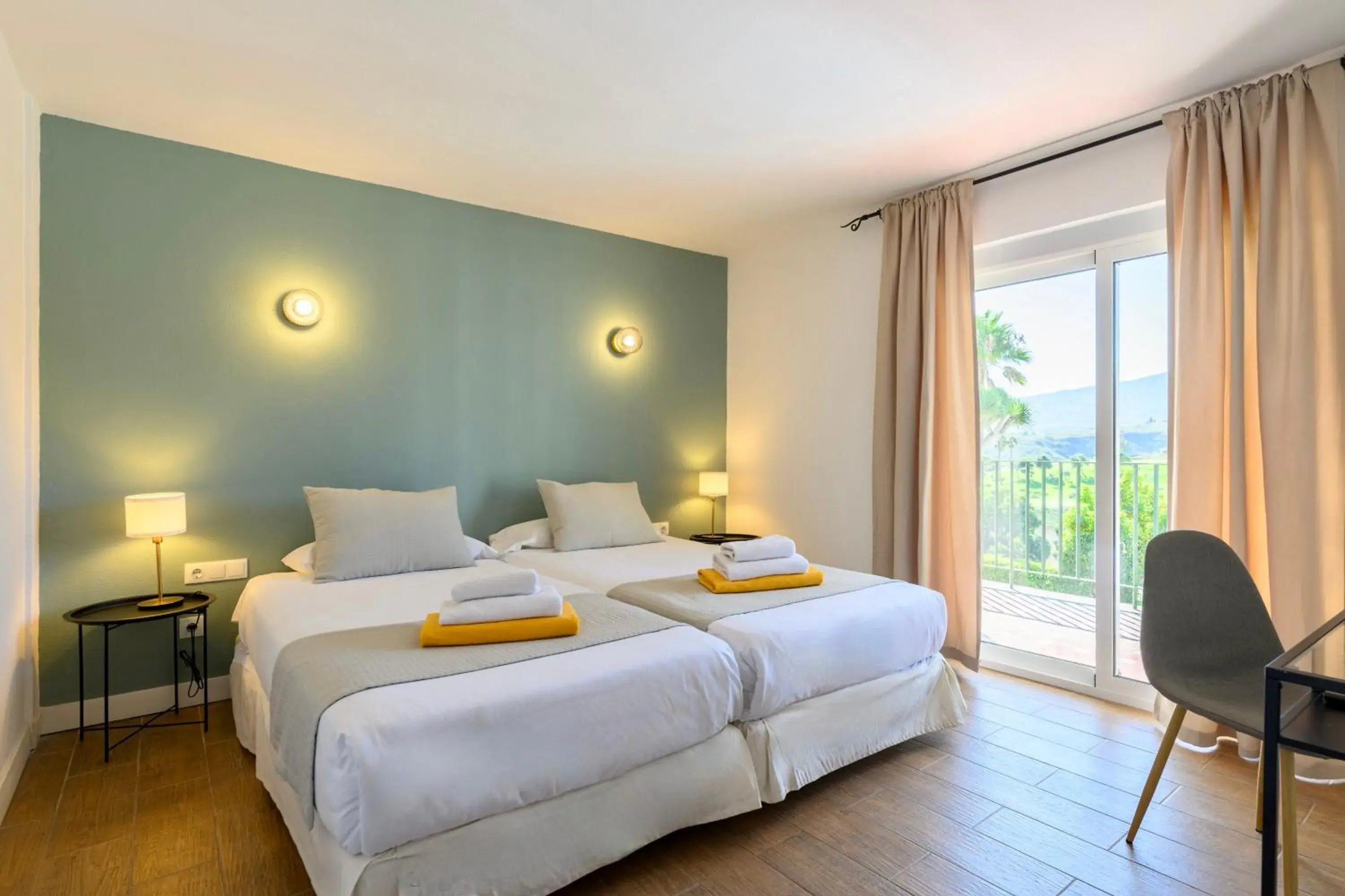 Twin Room with Balcony in Bandama Golf Hotel by Airnest Twin Room with Balcony in Bandama Golf Hotel by Airnest