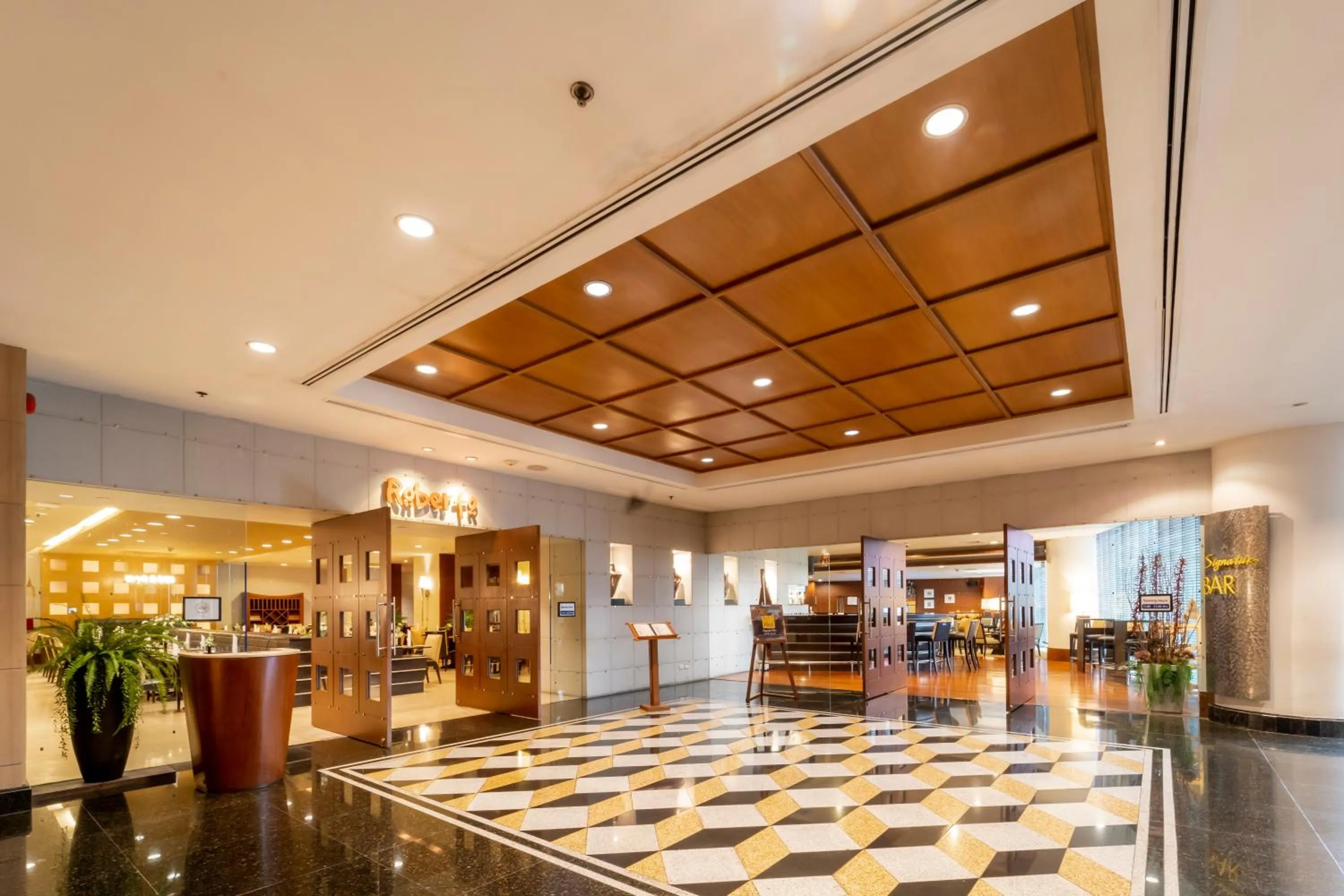 Restaurant/places to eat in Century Park Hotel