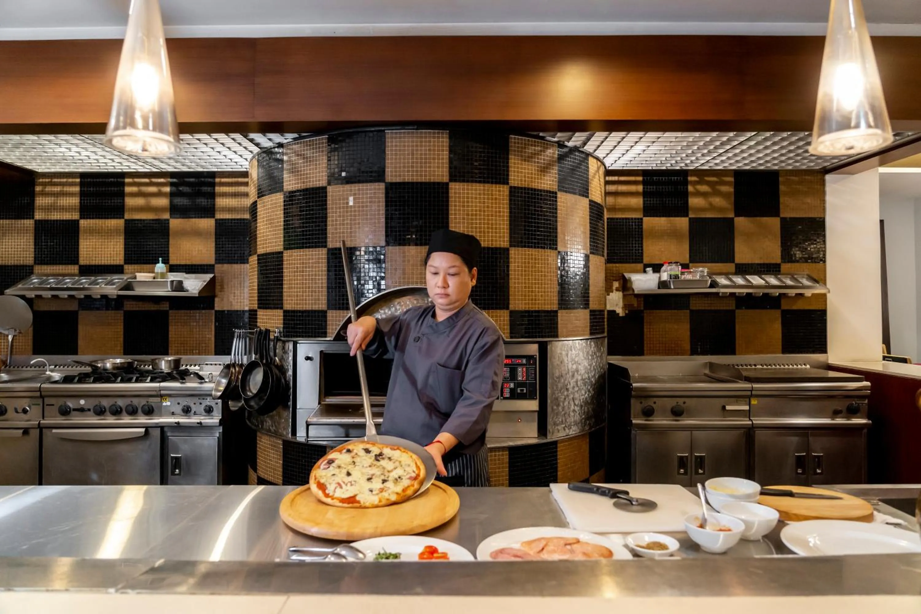 Restaurant/places to eat in Century Park Hotel