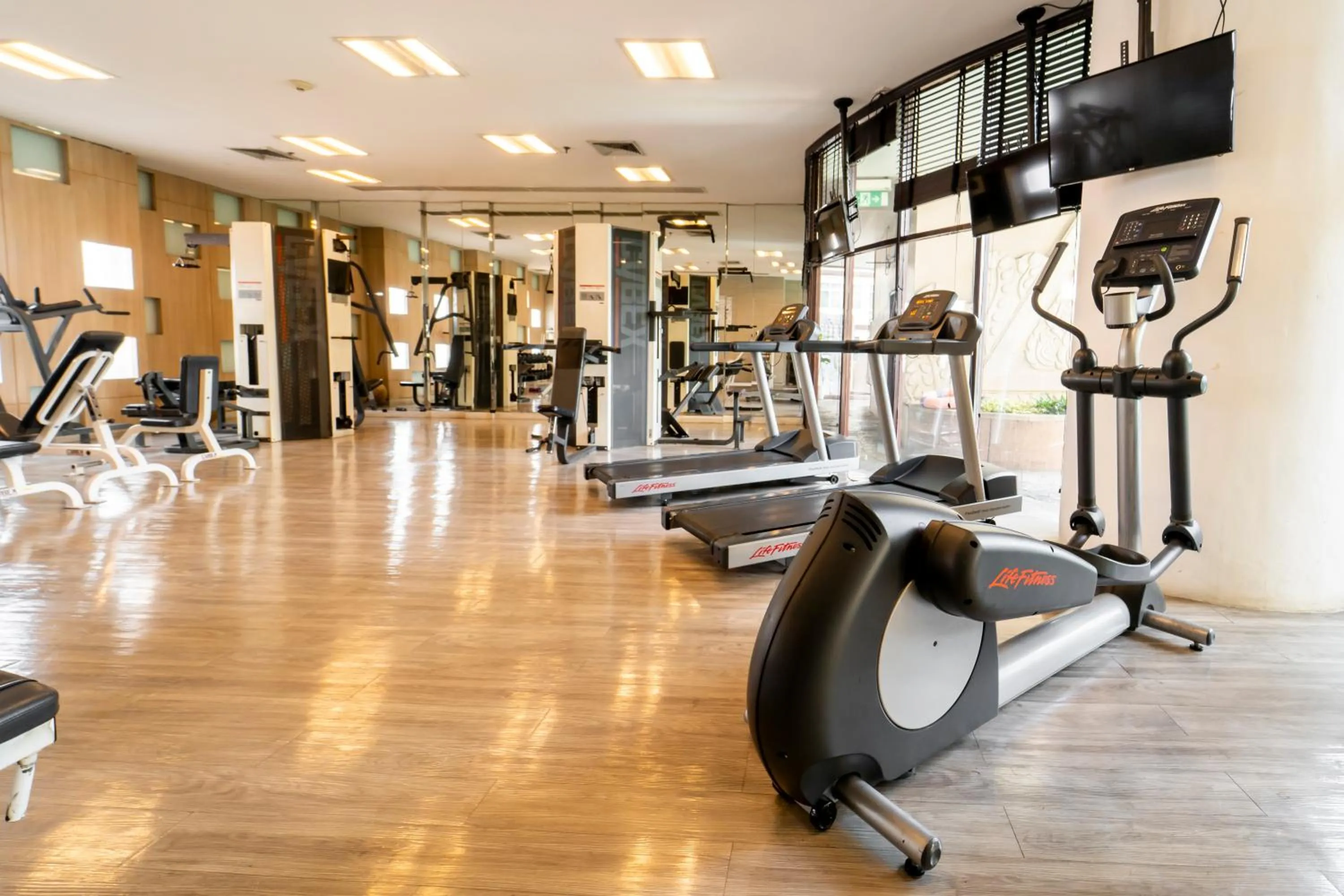 Fitness centre/facilities in Century Park Hotel