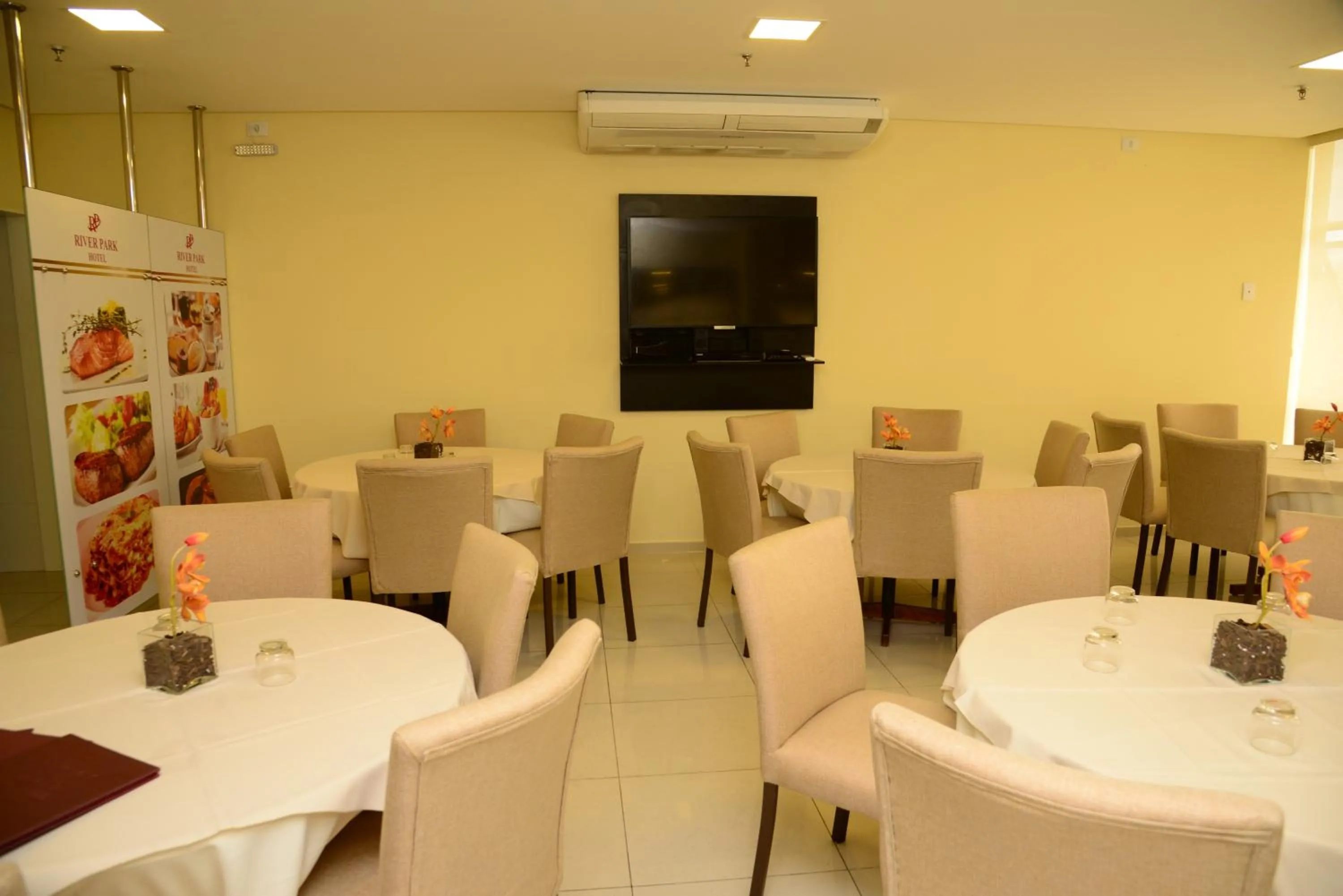 Restaurant/places to eat in River Park Hotel