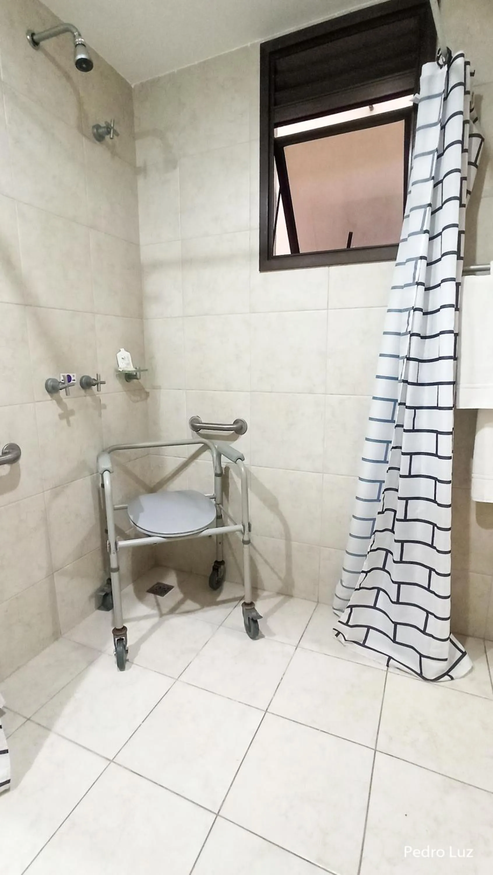 Shower in River Park Hotel