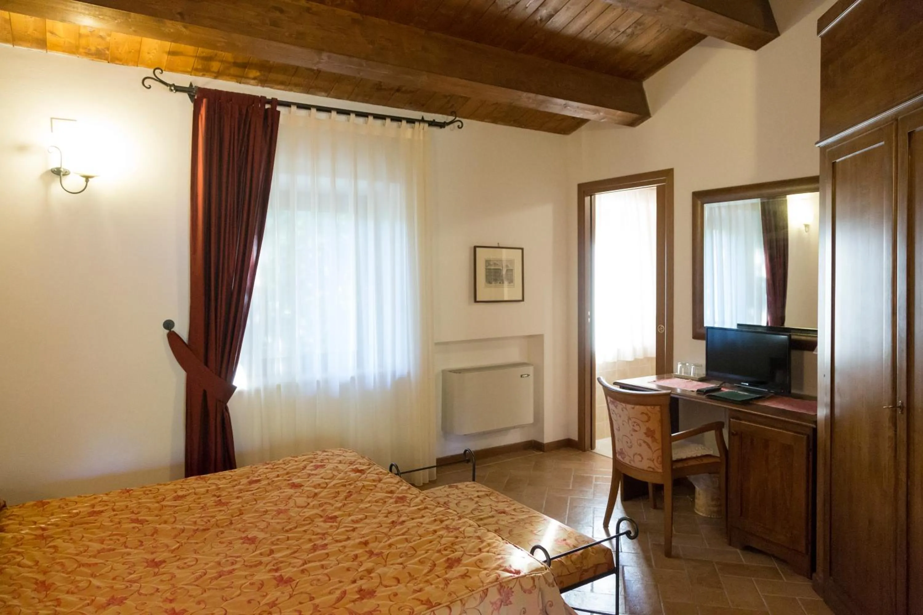 Bed in Colleverde Country House & SPA Urbino
