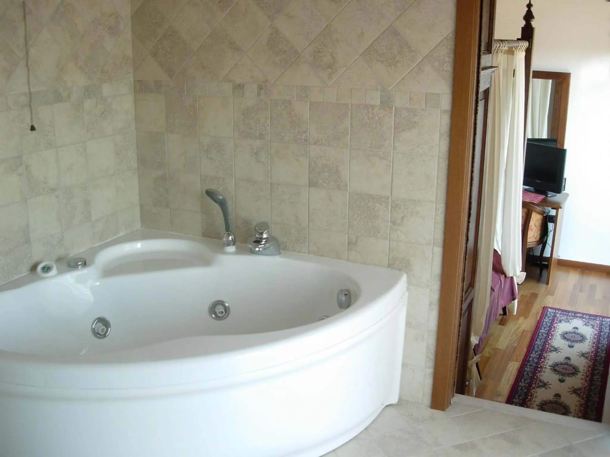 Hot Tub in Colleverde Country House & SPA Urbino