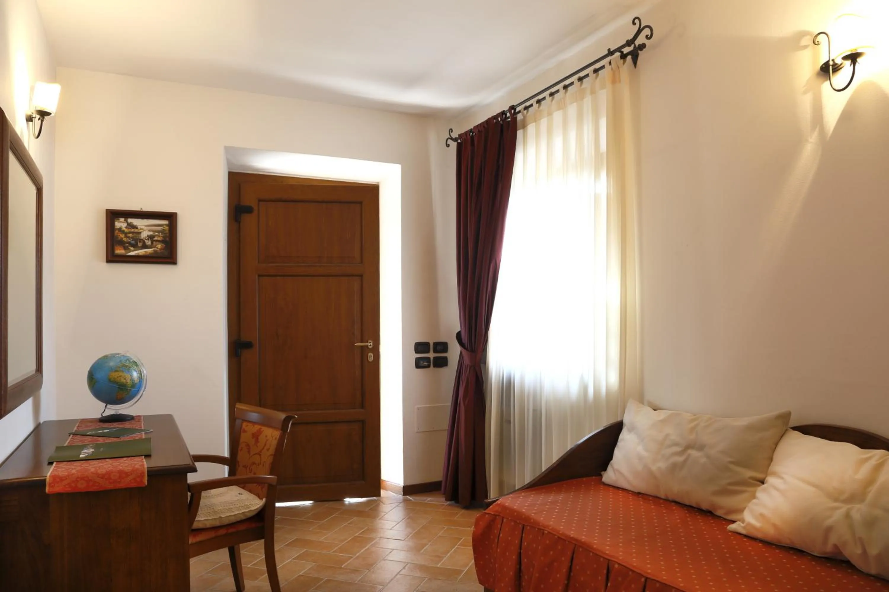 Living room, Bed in Colleverde Country House & SPA Urbino