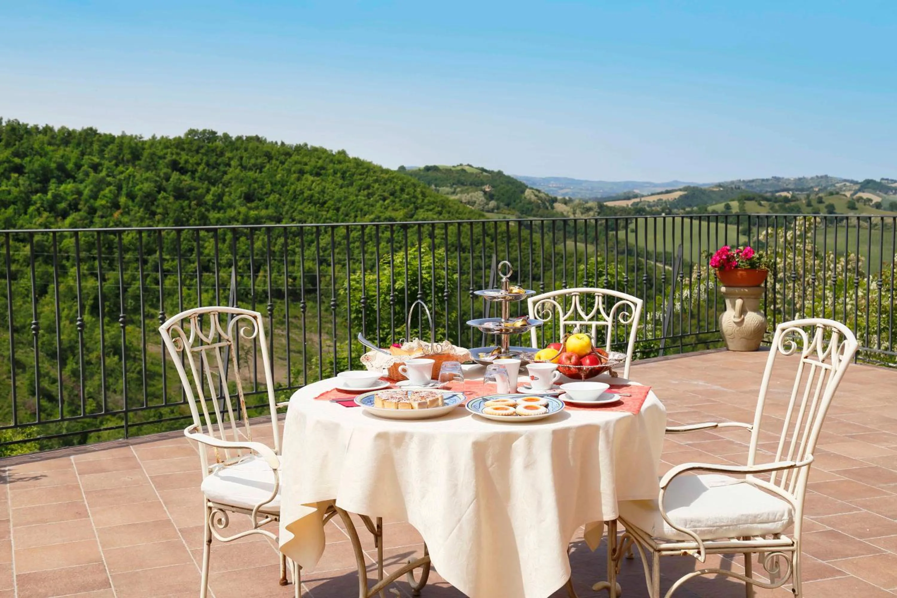 Balcony/Terrace in Colleverde Country House & SPA Urbino