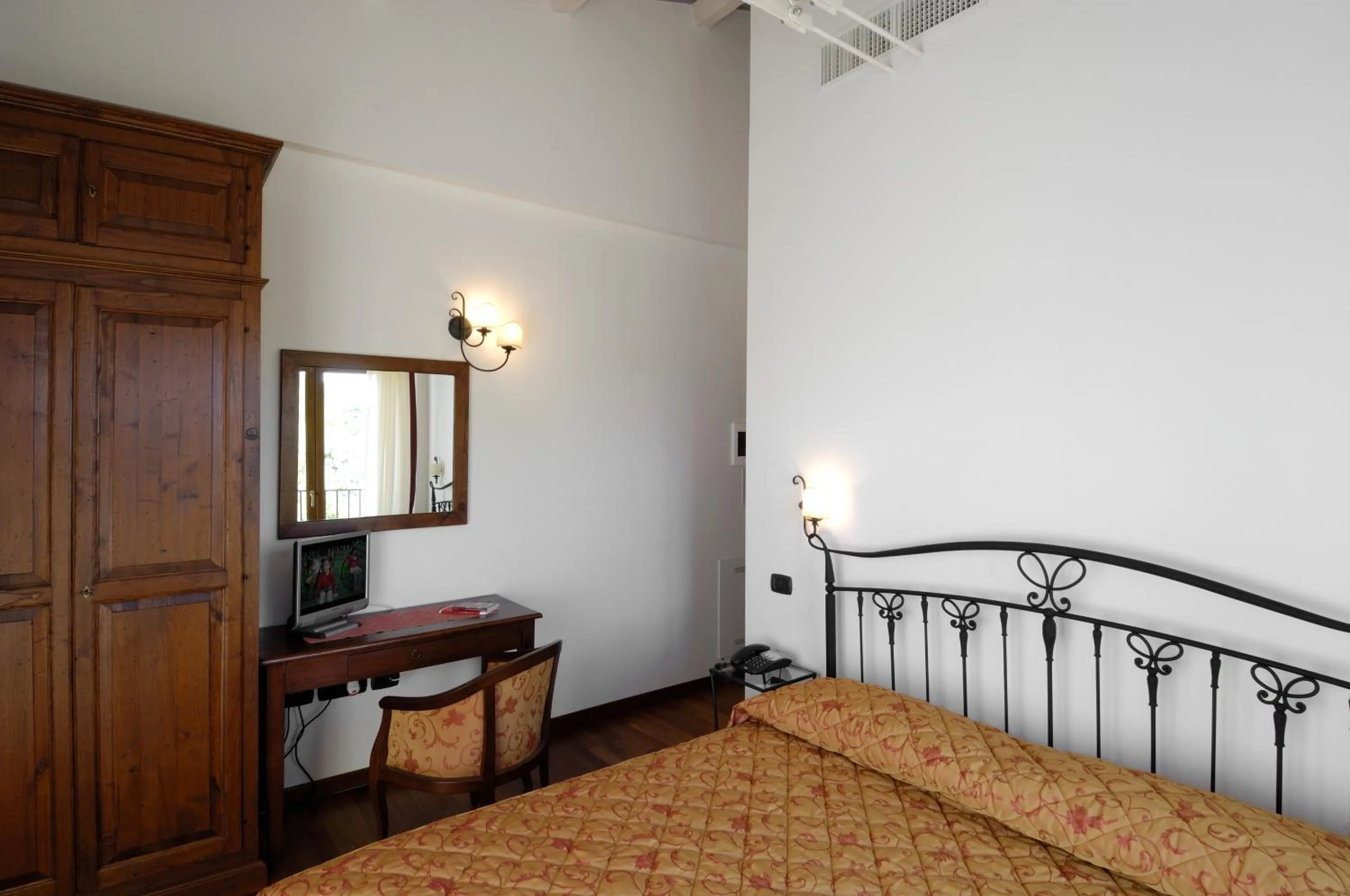 Bed in Colleverde Country House & SPA Urbino