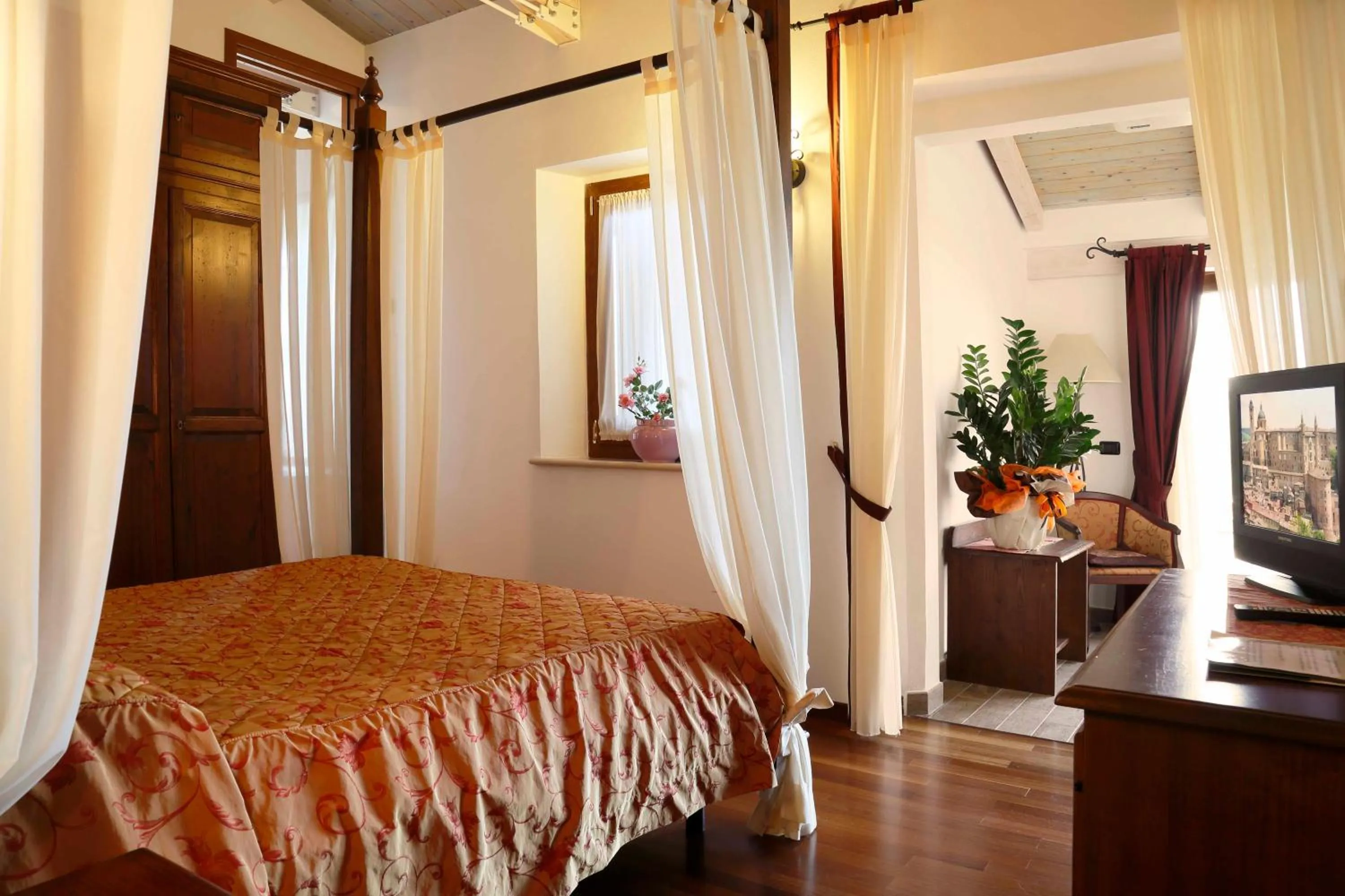 Balcony/Terrace, Bed in Colleverde Country House & SPA Urbino