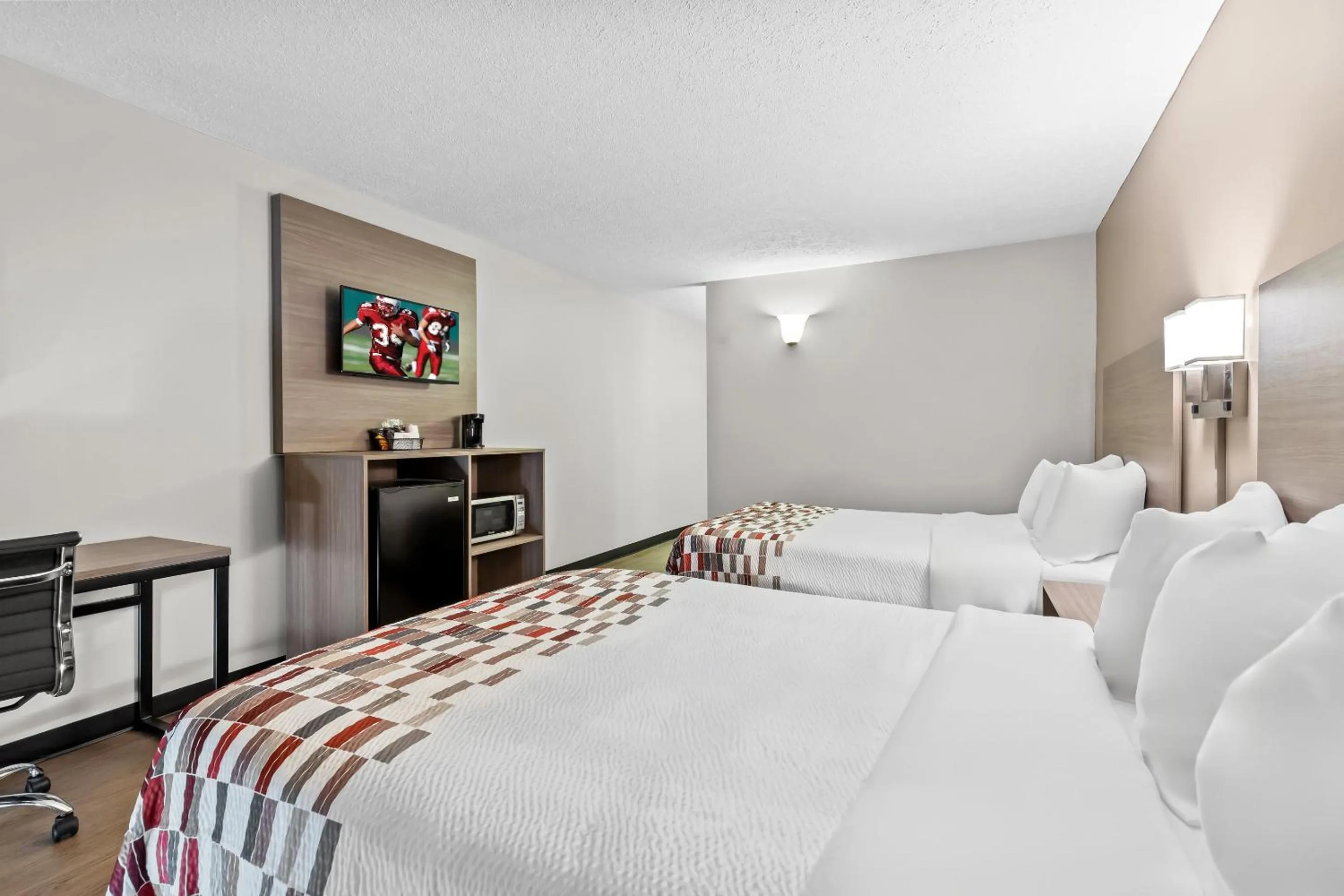 Bedroom, Bed in Red Roof Inn Cambridge, OH