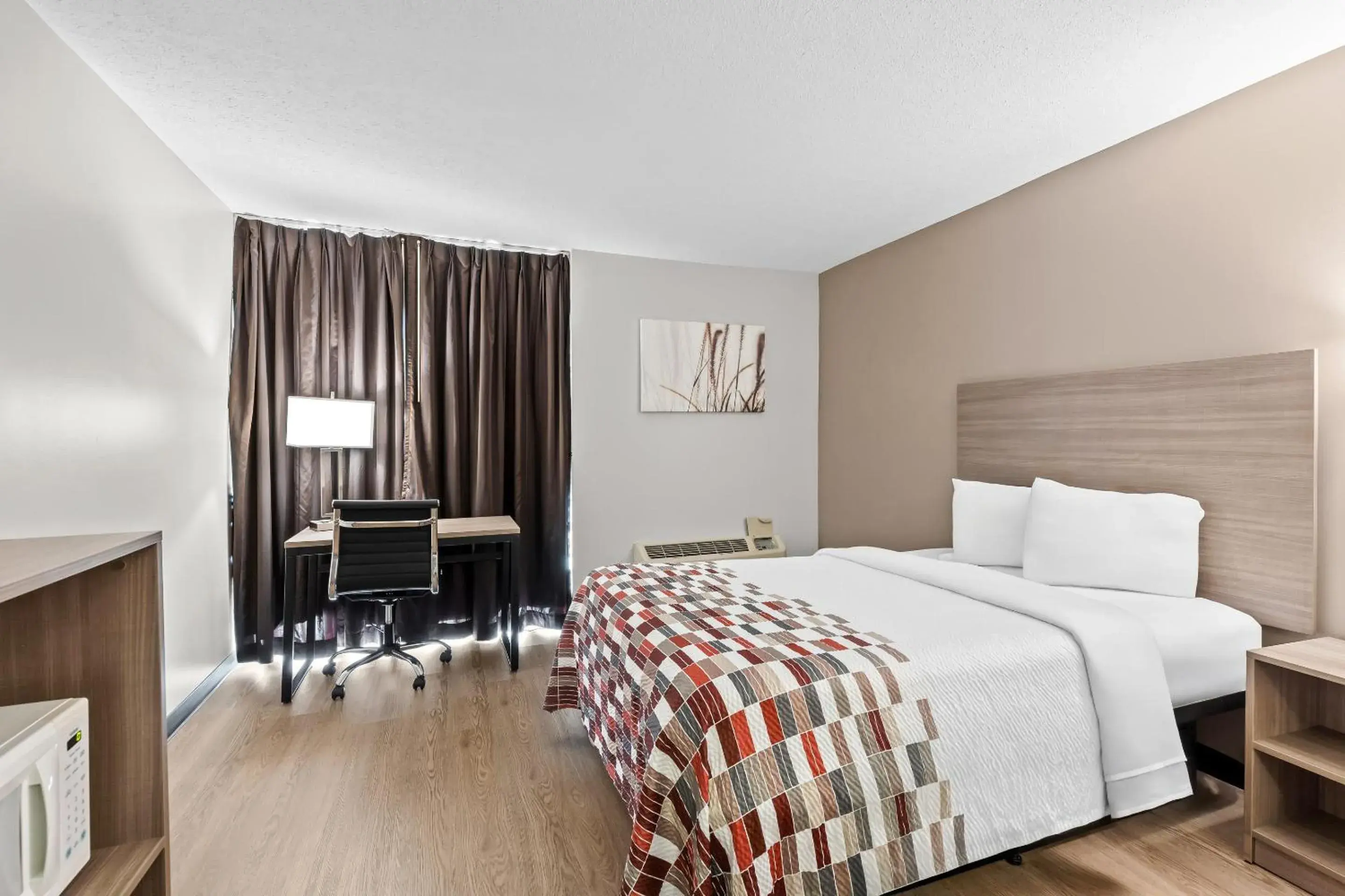 Bedroom, Bed in Red Roof Inn Cambridge, OH Bedroom, Bed in Red Roof Inn Cambridge, OH